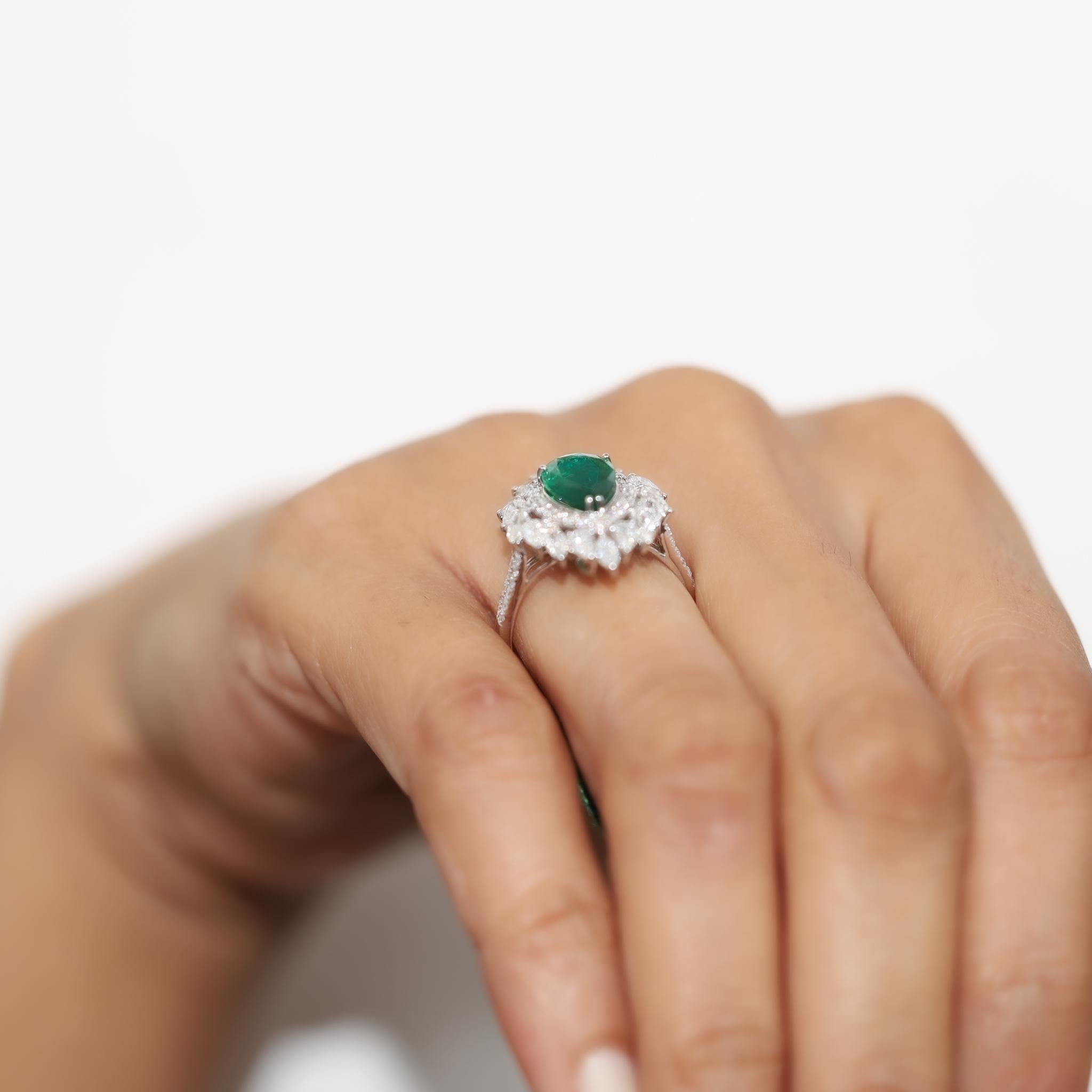 Anillo de compromiso de cóctel con diamante esmeralda natural talla pera de 2 quilates y oro blanco de 18k en venta 2