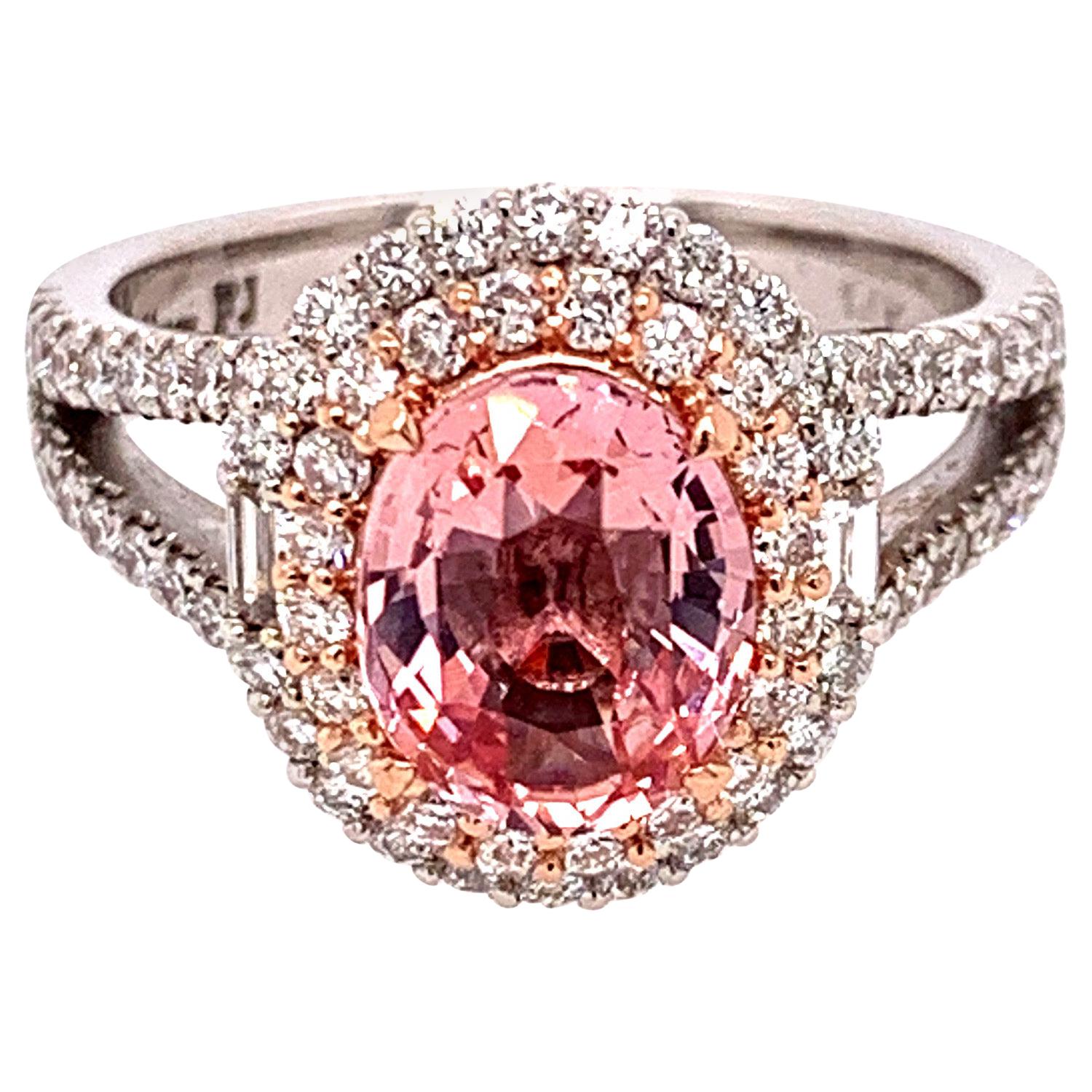 Seltener Padparadscha Saphir-Diamant-Ring. Lebhaftes Rosa-Orange (bekannt als Lotusrosa):: hochglänzender:: oval facettierter:: 2 Karat schwerer:: unerhitzter Padparadscha-Saphir:: montiert in einem hochprofilierten:: offenen Korb mit vier