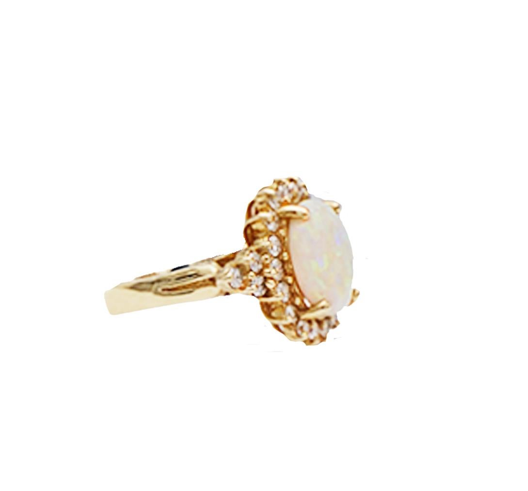 bague halo en opale et diamant de 2 carats en or jaune 14 carats

La bague présente une belle opale ovale sertie à la main, entourée d'un halo de 24 diamants ronds de taille brillant sertis à la main.
L'opale mesure 11,6 mm x 9,1 mm x 2,4 mm et pèse