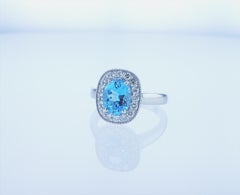 Anillo de Topacio Azul Oval de 2 Quilates con Medio Quilate de Diamantes Acentuados