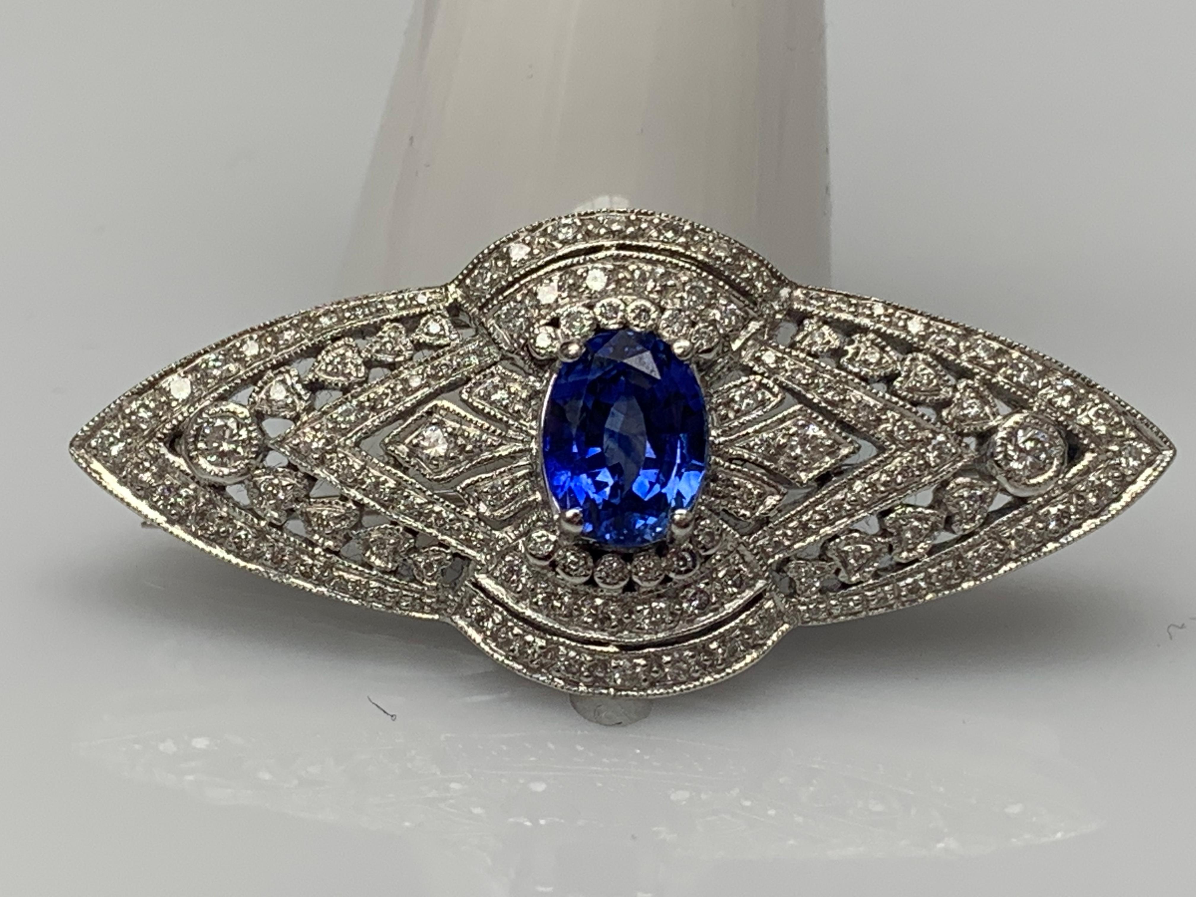 Une broche classique en saphir bleu et diamants en or blanc 14k, conçue comme une structure géométrique. Pierre centrale saphir bleu taille ovale pesant 2.00 carats au total et diamants taille brillant pesant 0.79 carats.

Environ 3 pouces de long.