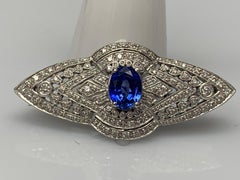 Broche en or blanc 14 carats avec saphir bleu taille ovale de 2 carats et diamants