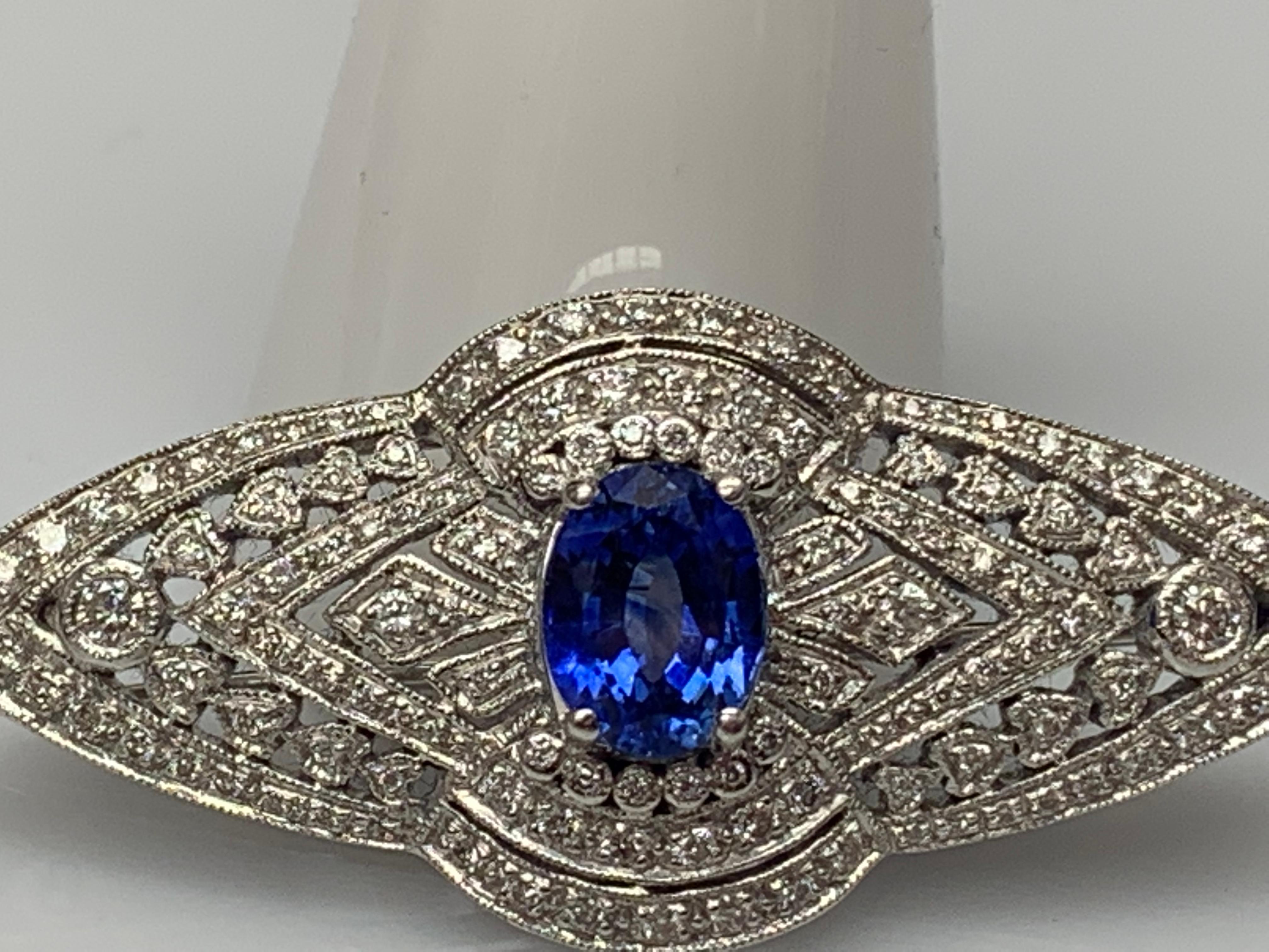 Contemporain Broche en or blanc 14 carats avec saphir bleu taille ovale de 2 carats et diamants en vente