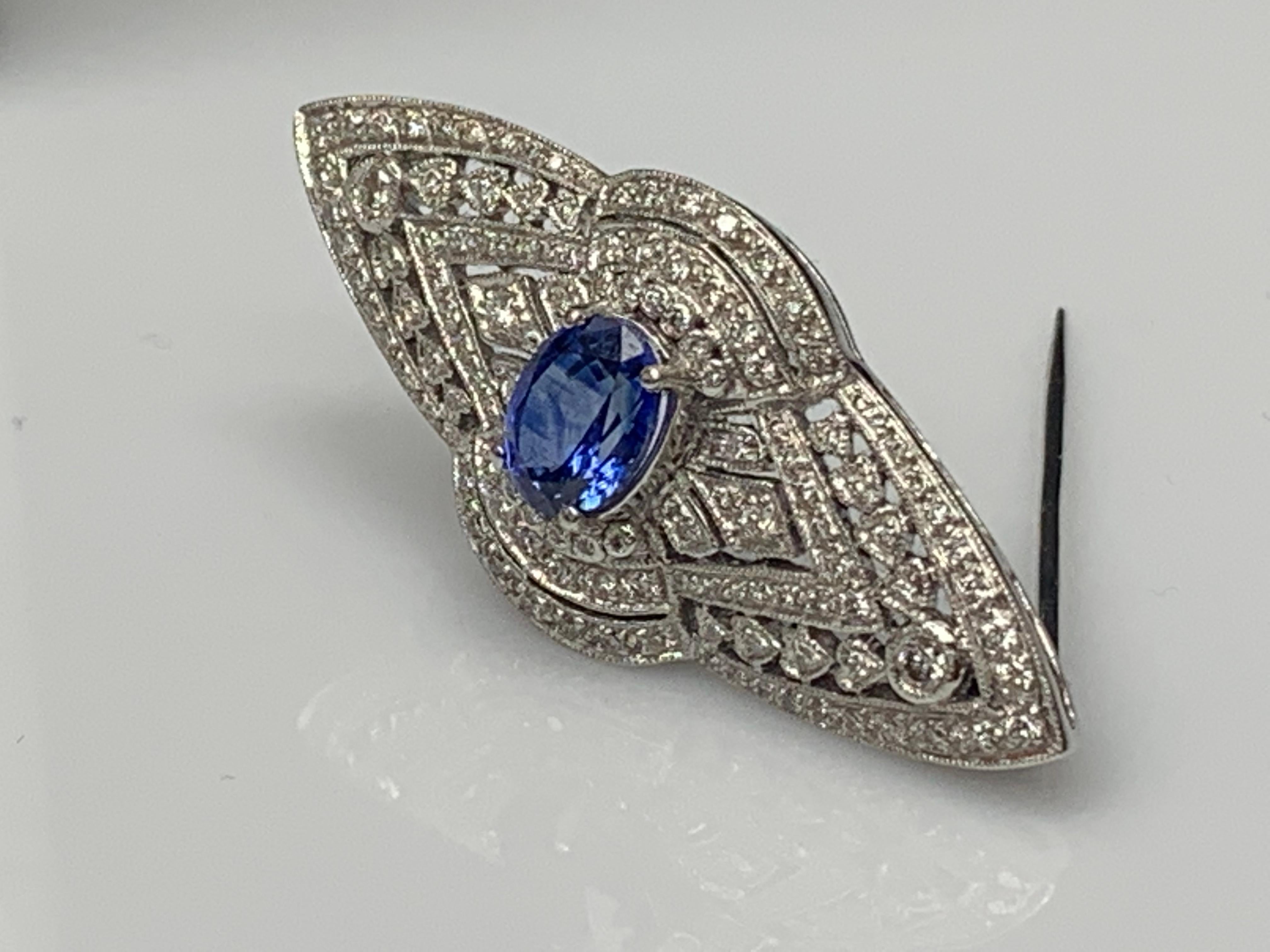 Taille ovale Broche en or blanc 14 carats avec saphir bleu taille ovale de 2 carats et diamants en vente
