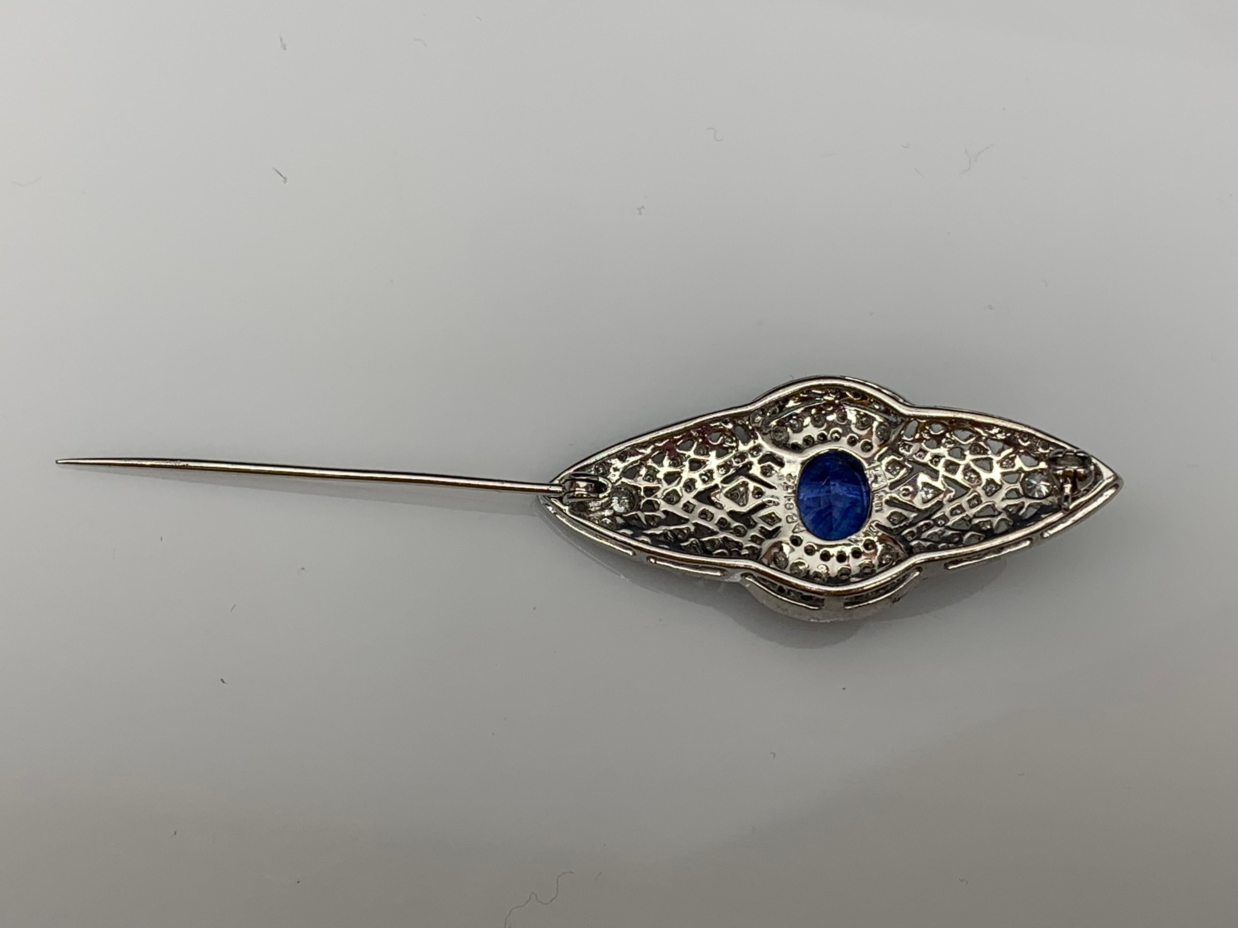 Broche en or blanc 14 carats avec saphir bleu taille ovale de 2 carats et diamants Pour femmes en vente