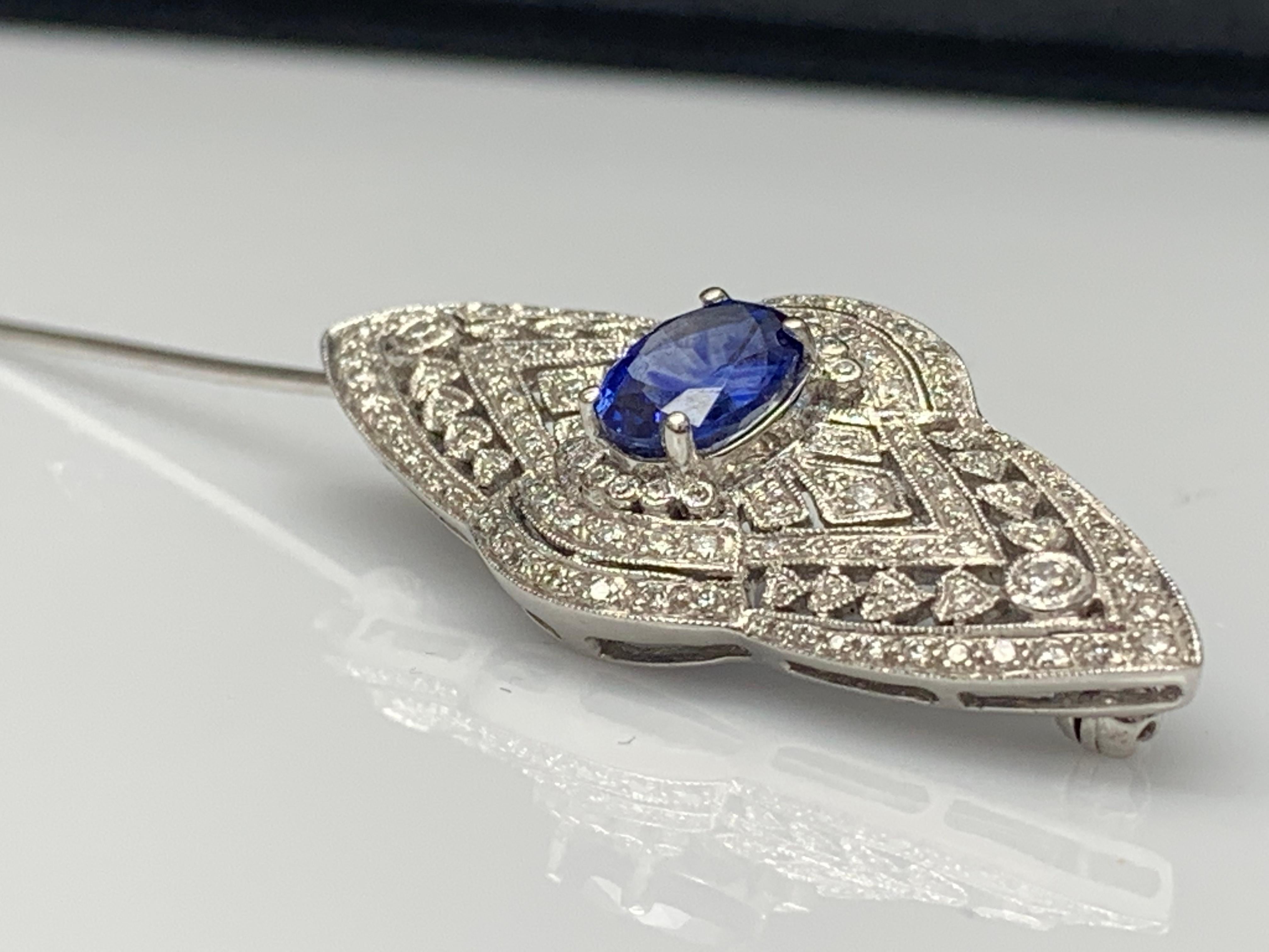 Broche en or blanc 14 carats avec saphir bleu taille ovale de 2 carats et diamants en vente 2
