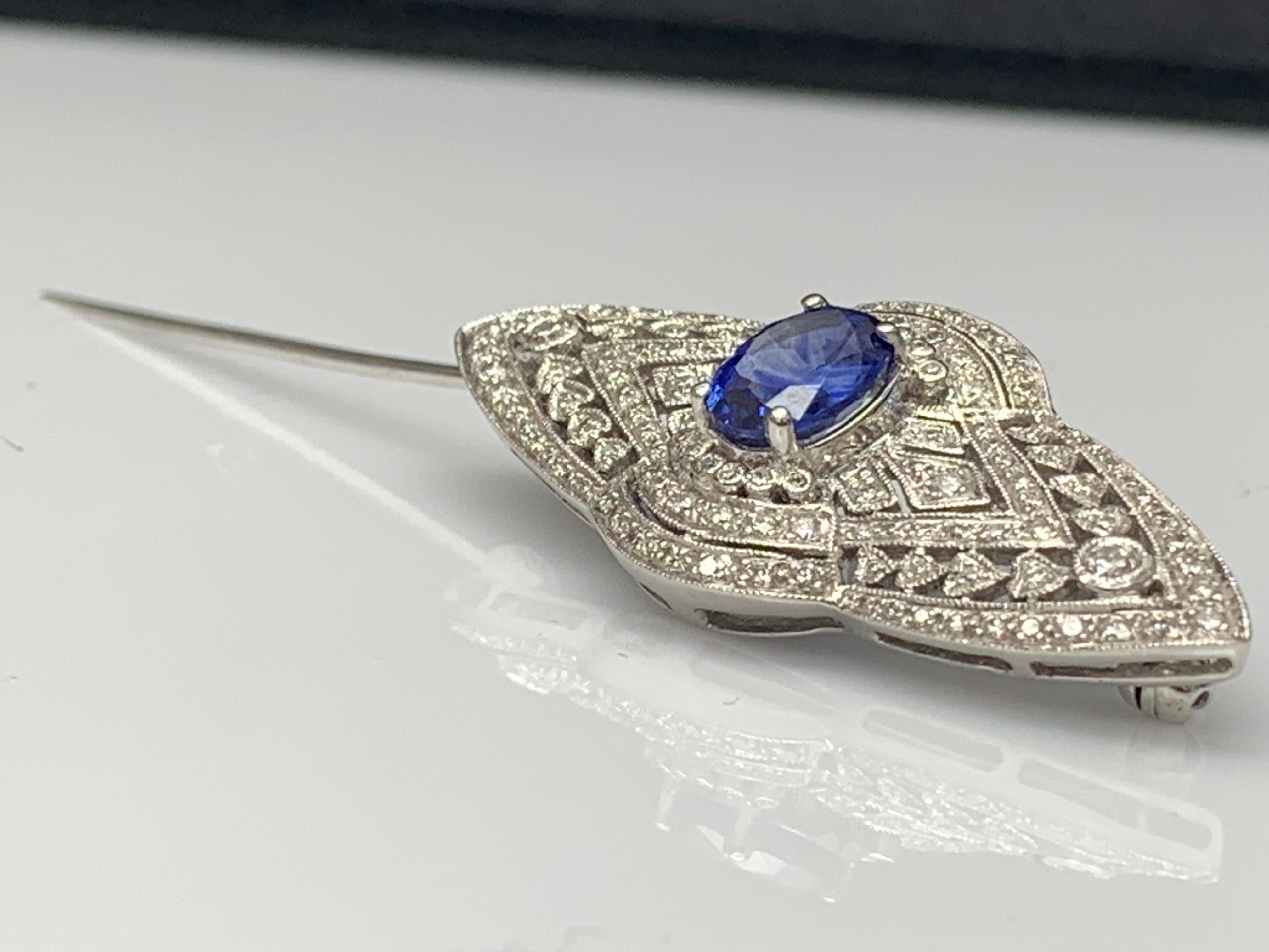 Broche en or blanc 14 carats avec saphir bleu taille ovale de 2 carats et diamants en vente 3