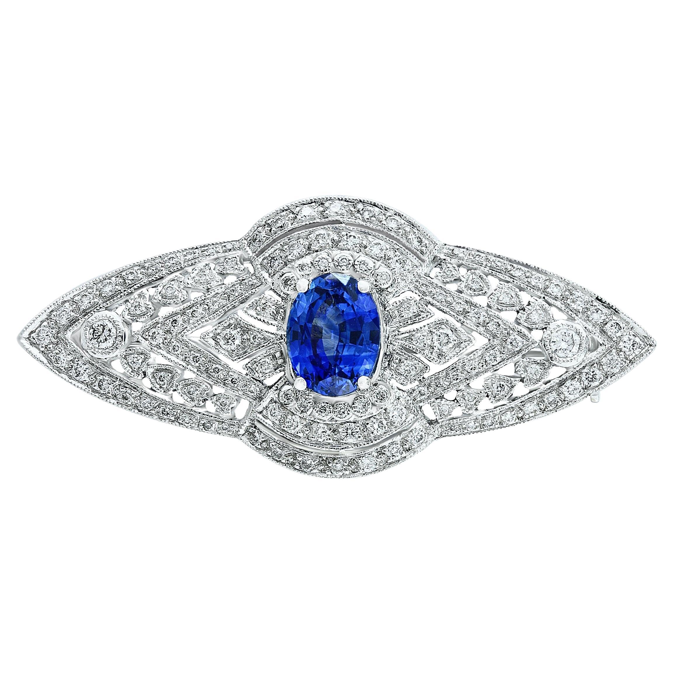 Broche en or blanc 14 carats avec saphir bleu taille ovale de 2 carats et diamants en vente