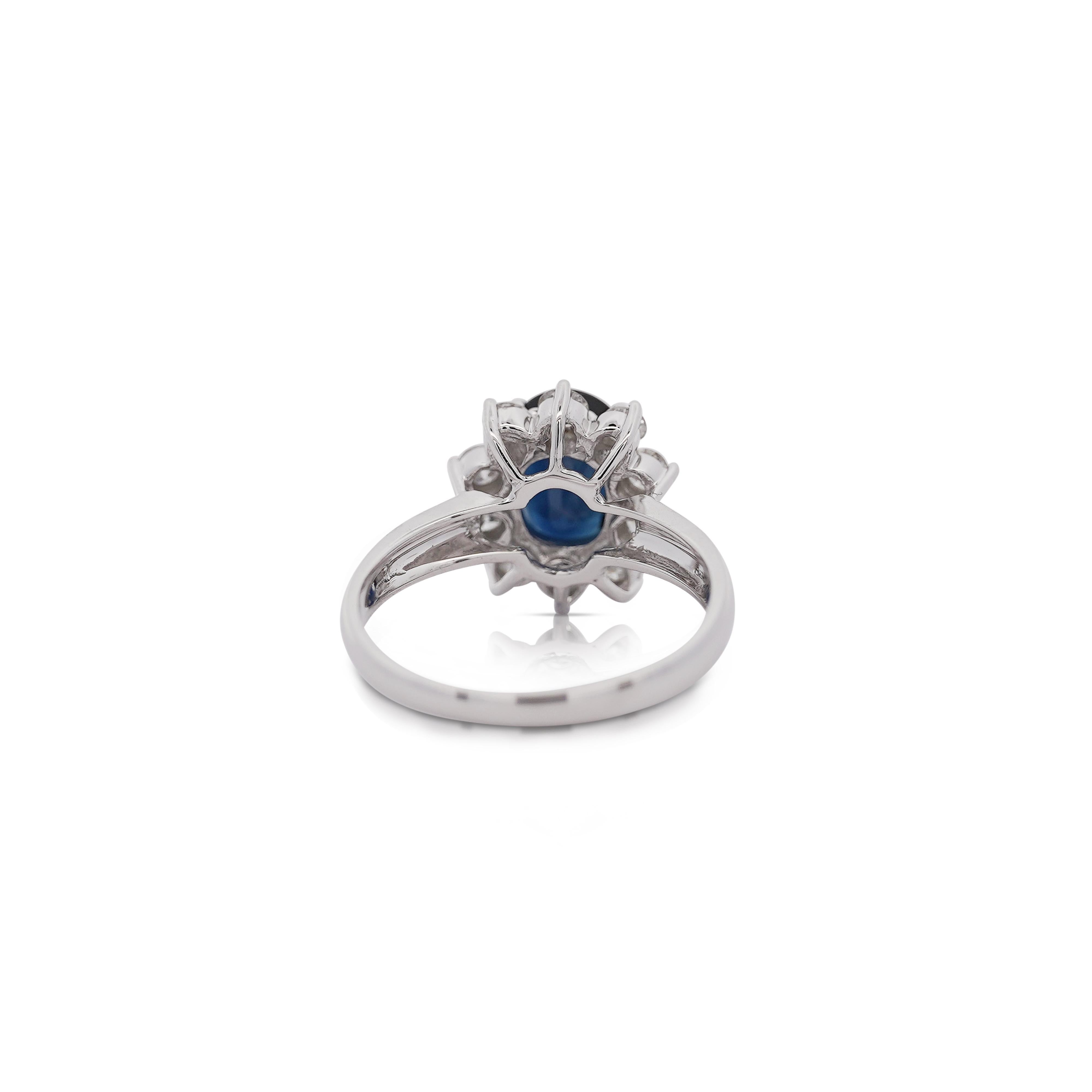 Moderno Anello di 2 carati con zaffiro blu taglio ovale e diamante rotondo con incastonatura ad anello in vendita