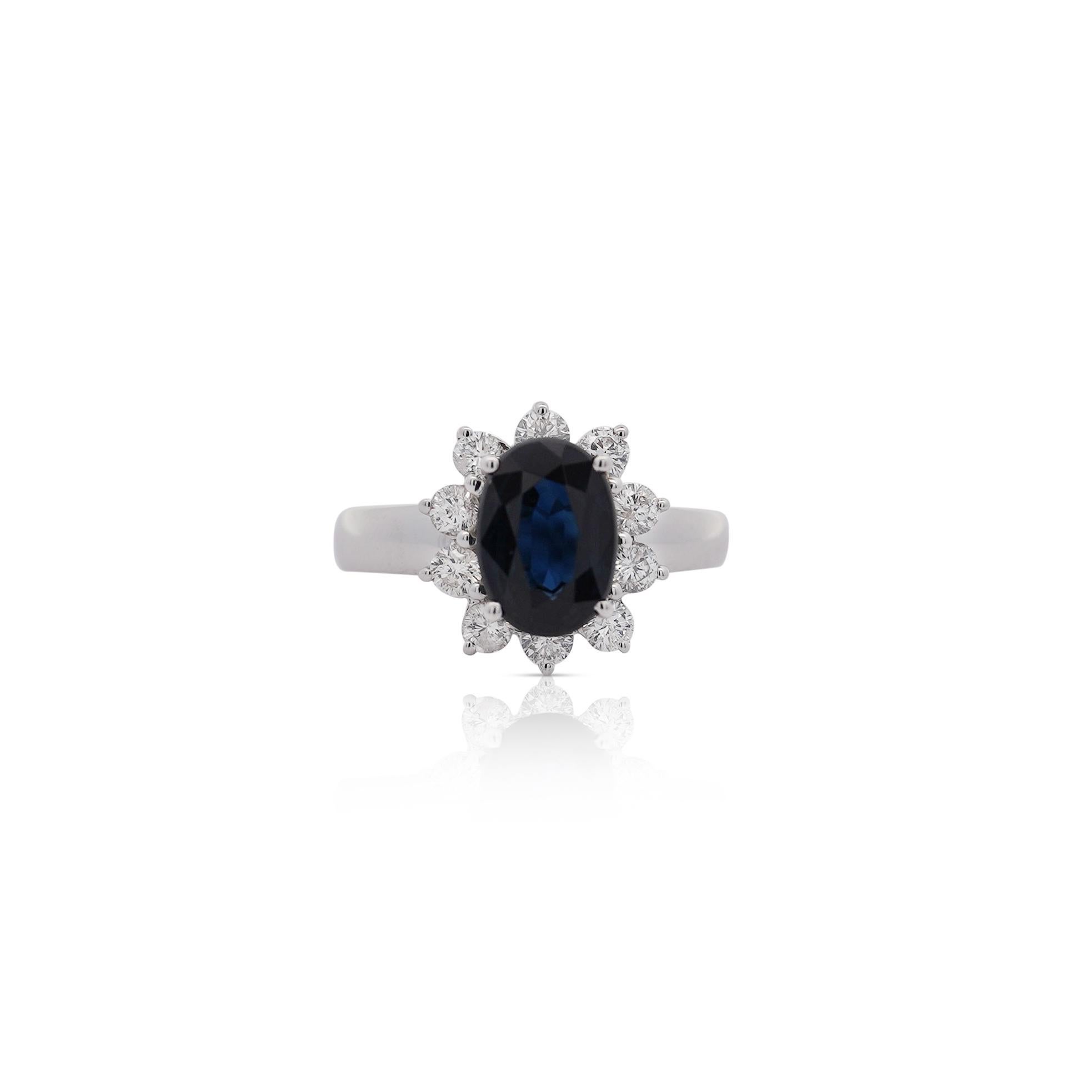 Taglio ovale Anello di 2 carati con zaffiro blu taglio ovale e diamante rotondo con incastonatura ad anello in vendita