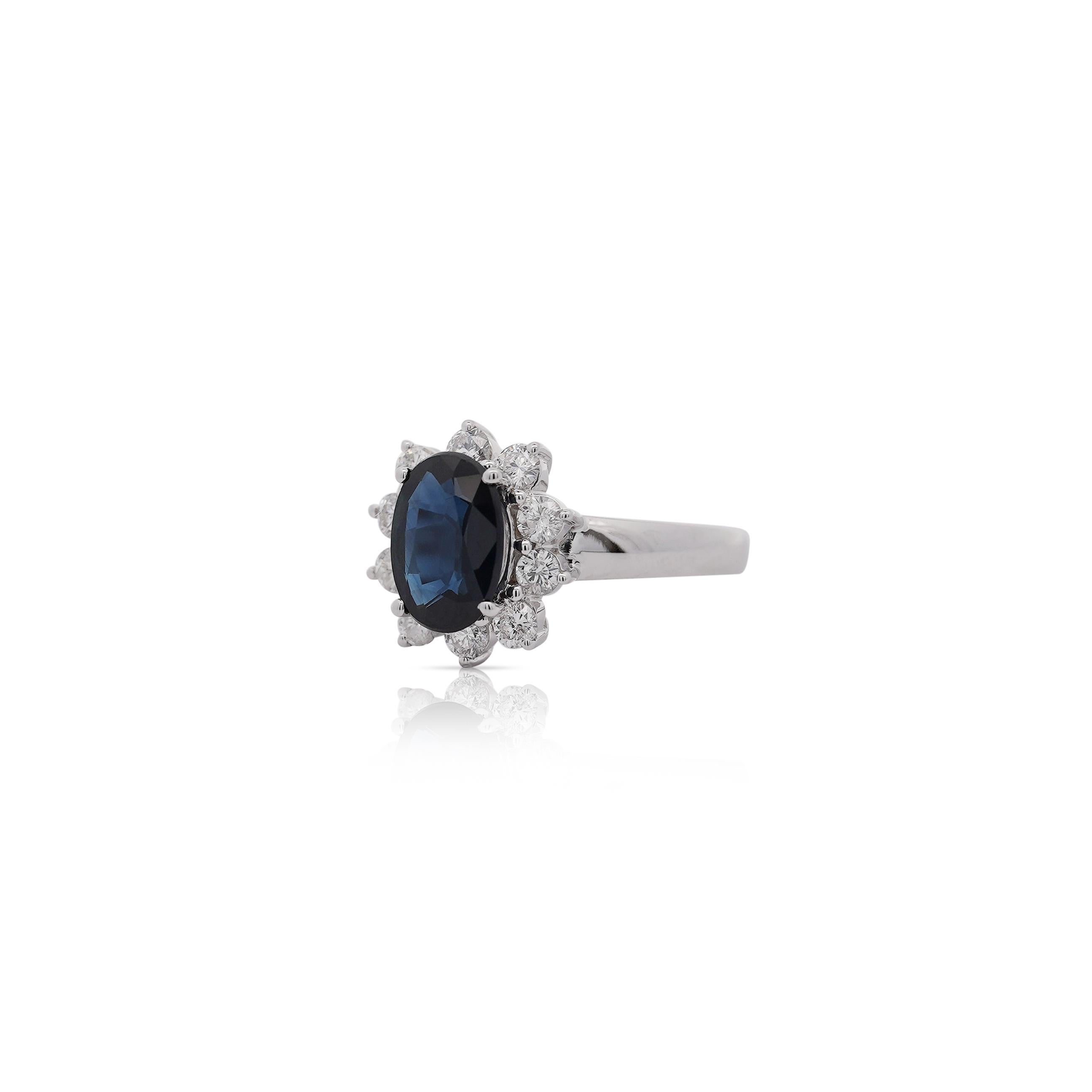 Donna Anello di 2 carati con zaffiro blu taglio ovale e diamante rotondo con incastonatura ad anello in vendita