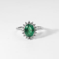 2ct Natürlicher Ovalschliff Smaragd & Diamant Halo Verlobungsring in 18K Weißgold