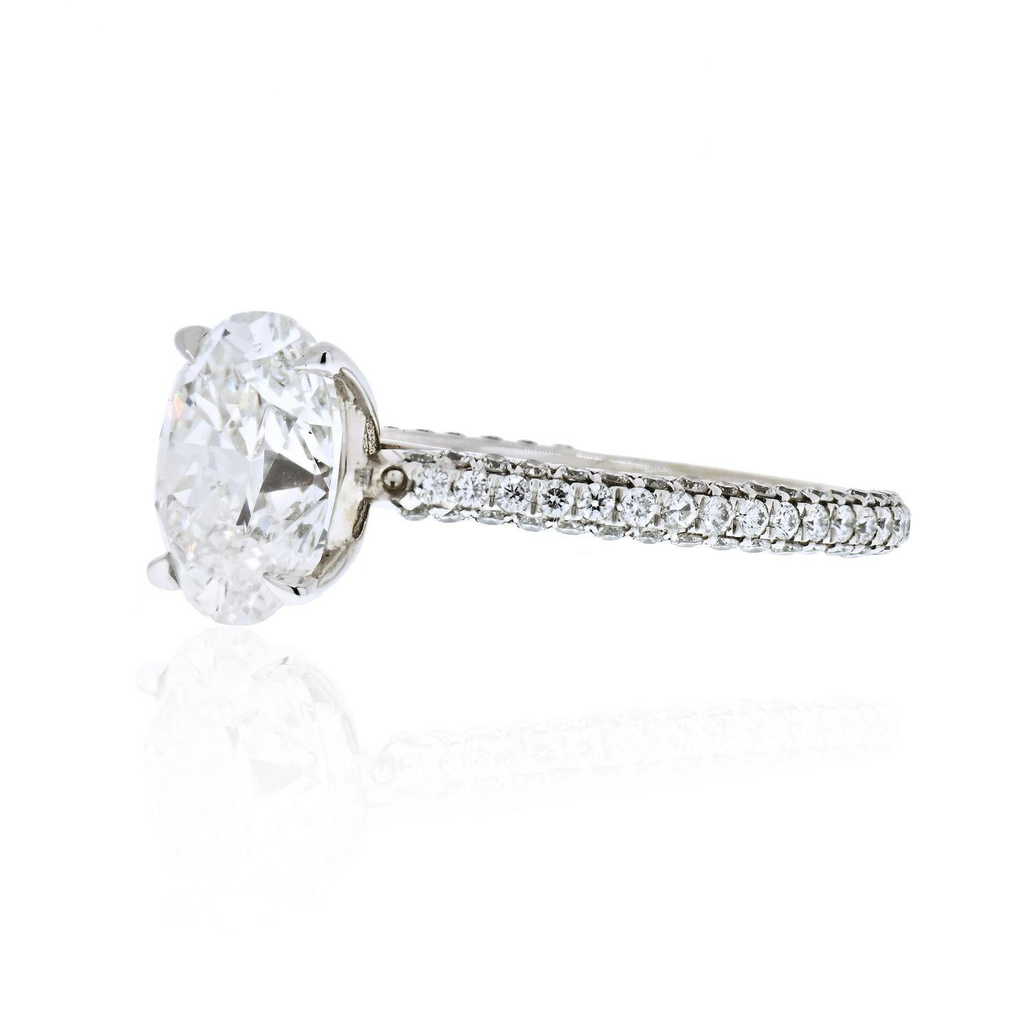 Questo anello di fidanzamento con taglio ovale è un emblema di bellezza senza tempo. Il pavé di diamanti rotondi illumina le spalle della fascia smerlata in oro bianco 14K e offre una sorpresa chic a chi la indossa. Il diamante centrale è un