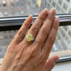 Bague à trois pierres en or jaune et blanc 18 carats avec diamant ovale de couleur jaune fantaisie de 2 carats