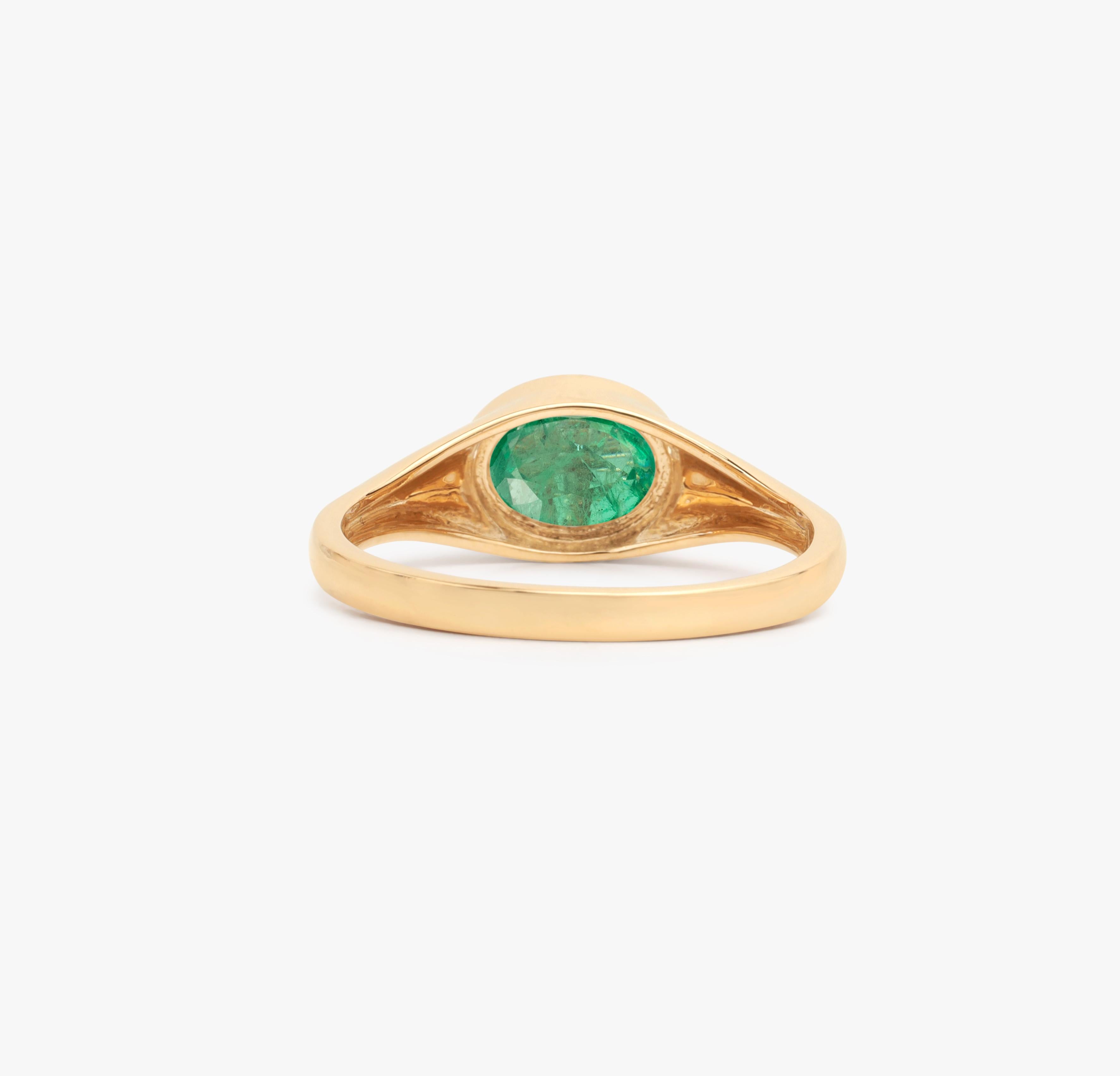 2 Carat Oval Natural Emerald Signet Ring for Men and Women in 18k Solid Gold In New Condition For Sale In Jaipur, RJ