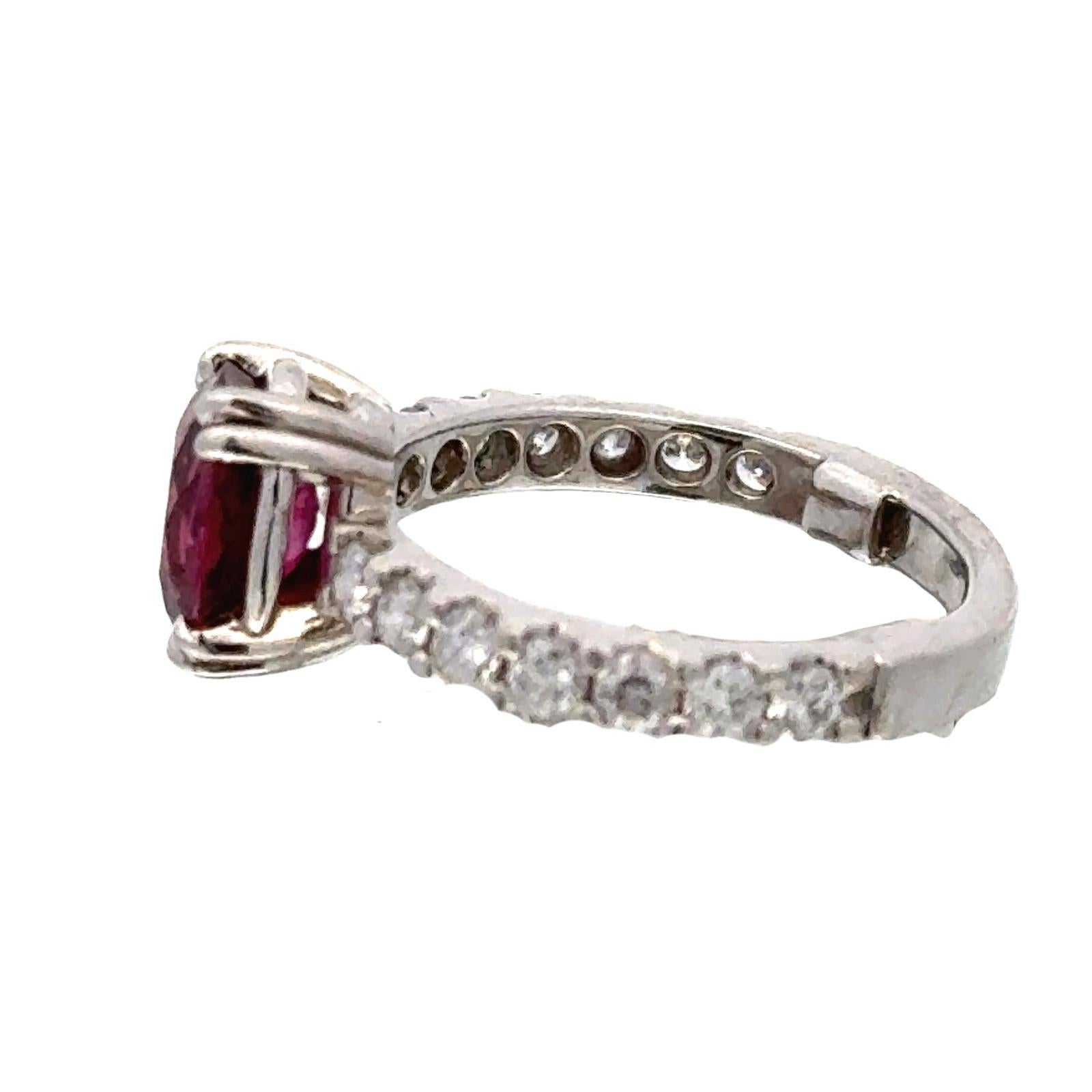 Anillo de Cóctel de Platino con Diamante y Rubí Oval de 2 Quilates Moderno