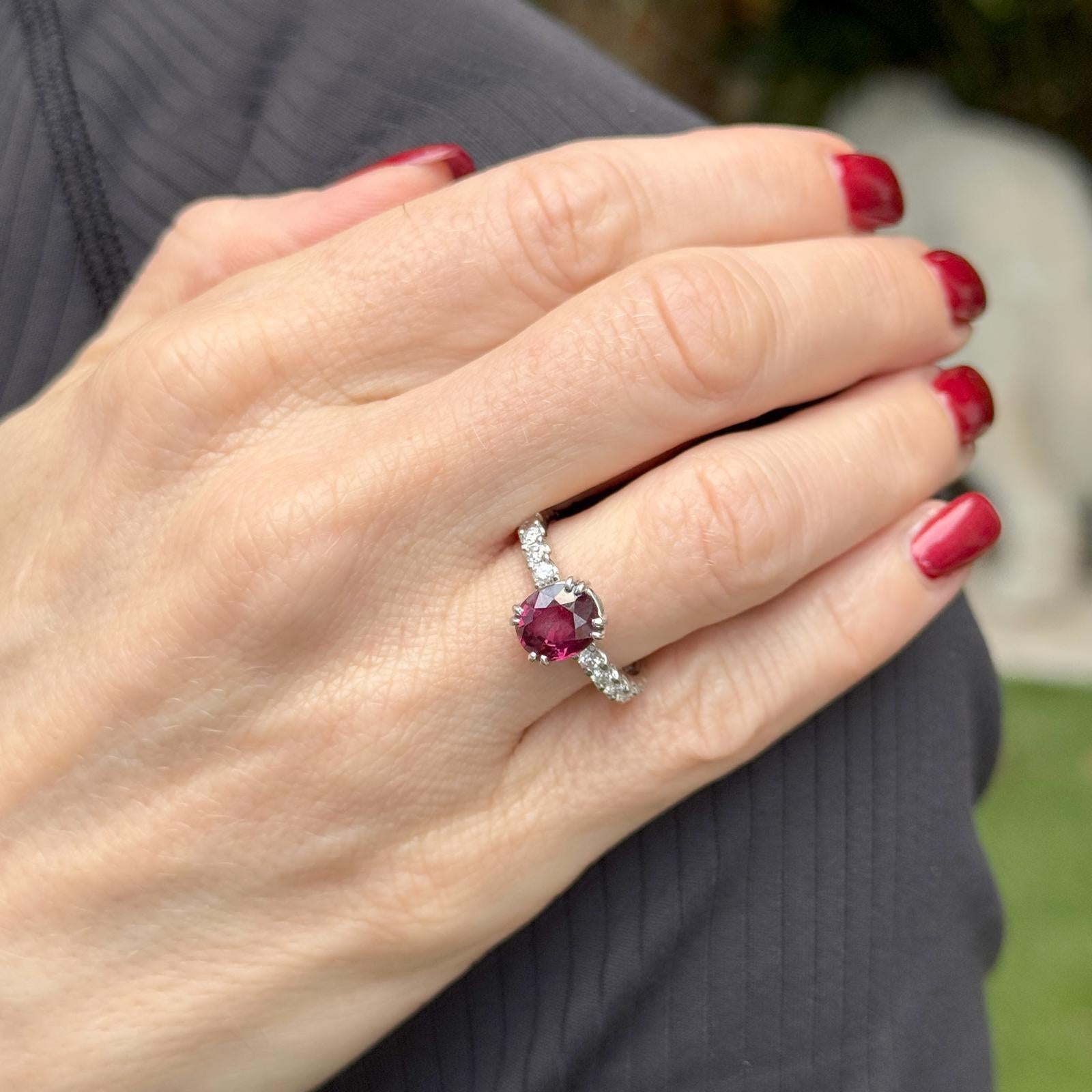 Anillo de Cóctel de Platino con Diamante y Rubí Oval de 2 Quilates Corte oval