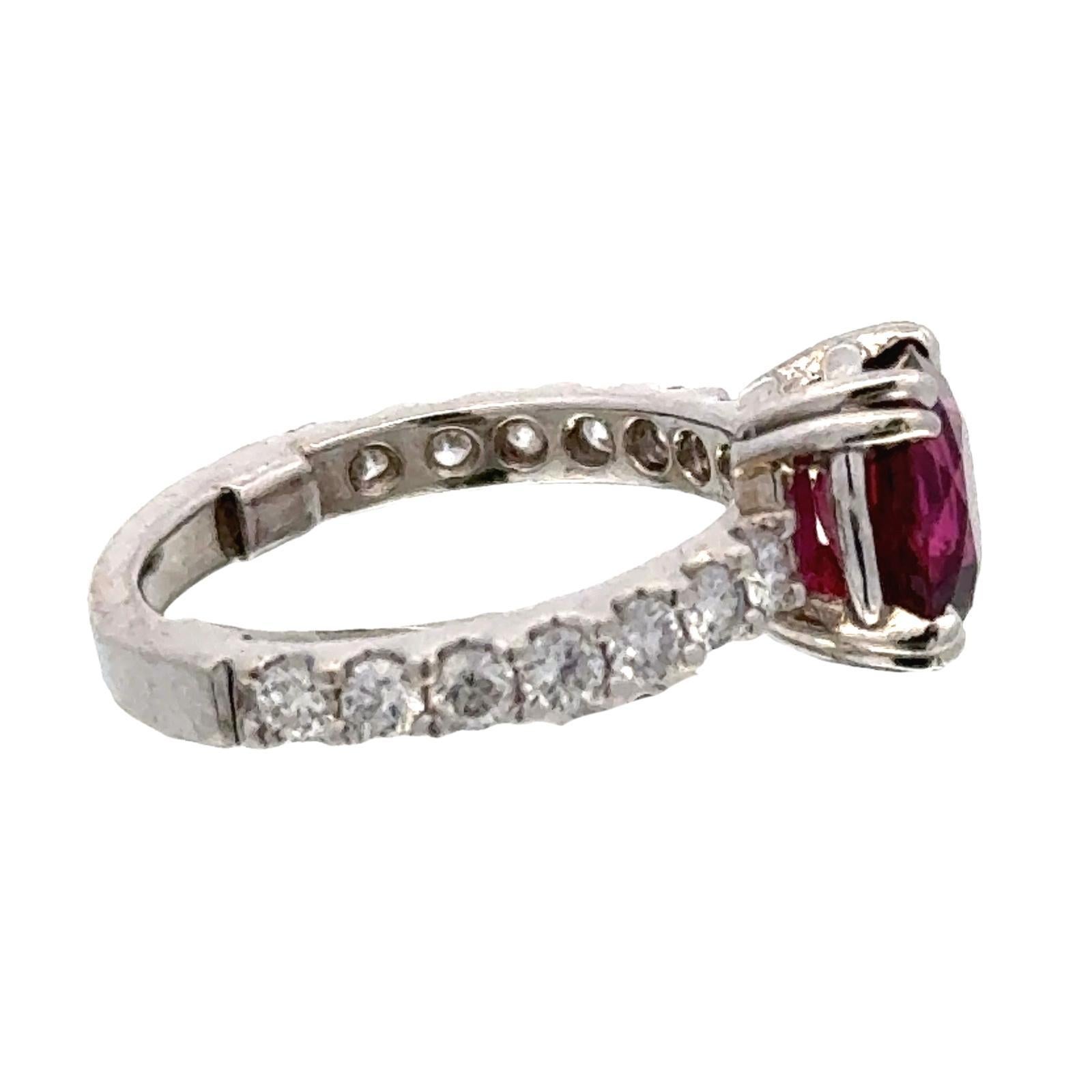 Anillo de Cóctel de Platino con Diamante y Rubí Oval de 2 Quilates en Excelente Estado en Boca Raton, FL