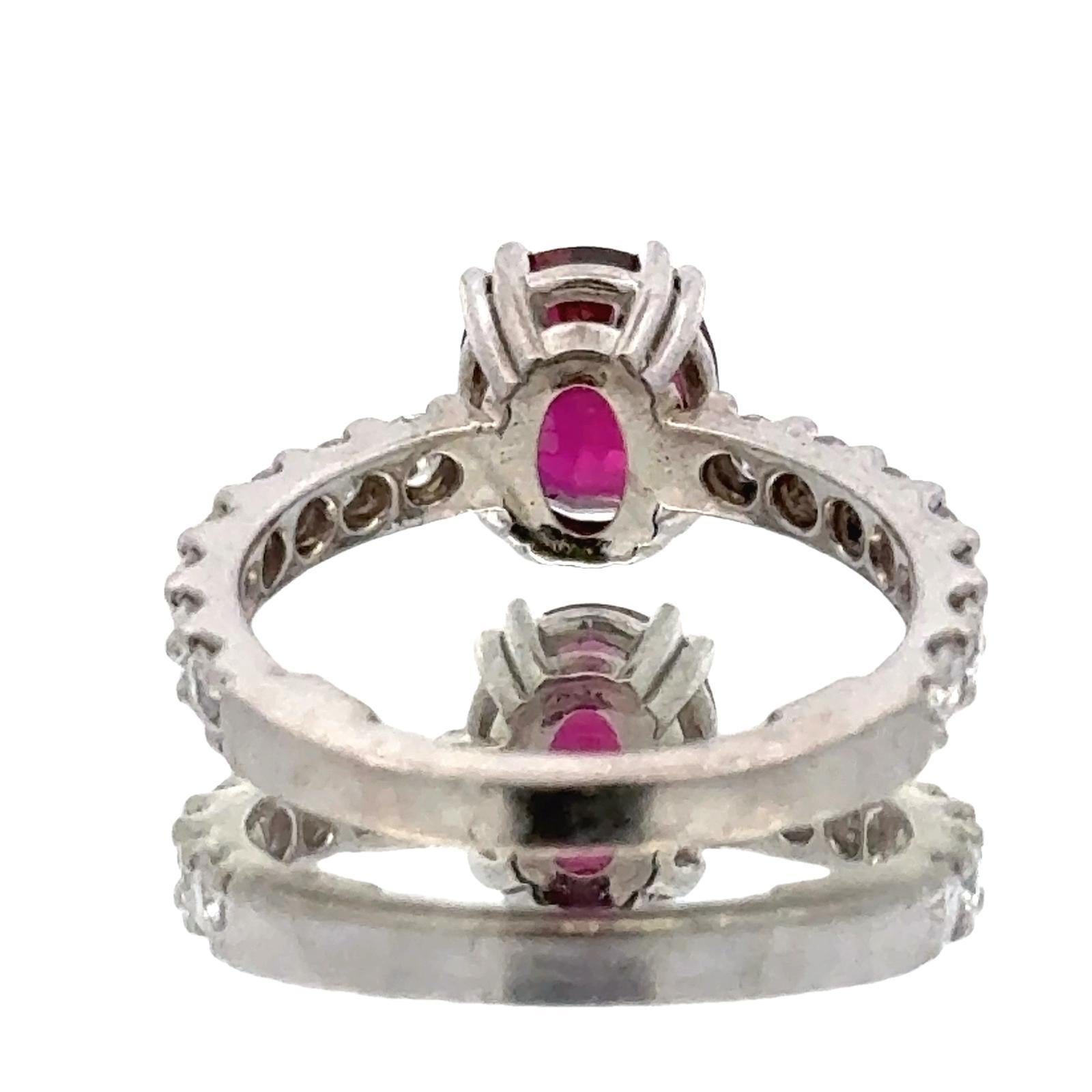 Anillo de Cóctel de Platino con Diamante y Rubí Oval de 2 Quilates 1