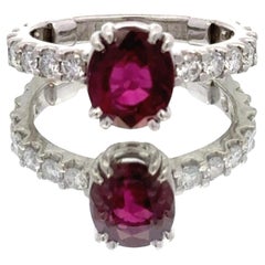 Anillo de Cóctel de Platino con Diamante y Rubí Oval de 2 Quilates