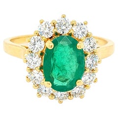 2 Karat Oval geformter Ring aus massivem 18 Karat Gelbgold mit natürlichem Smaragd und Diamanten