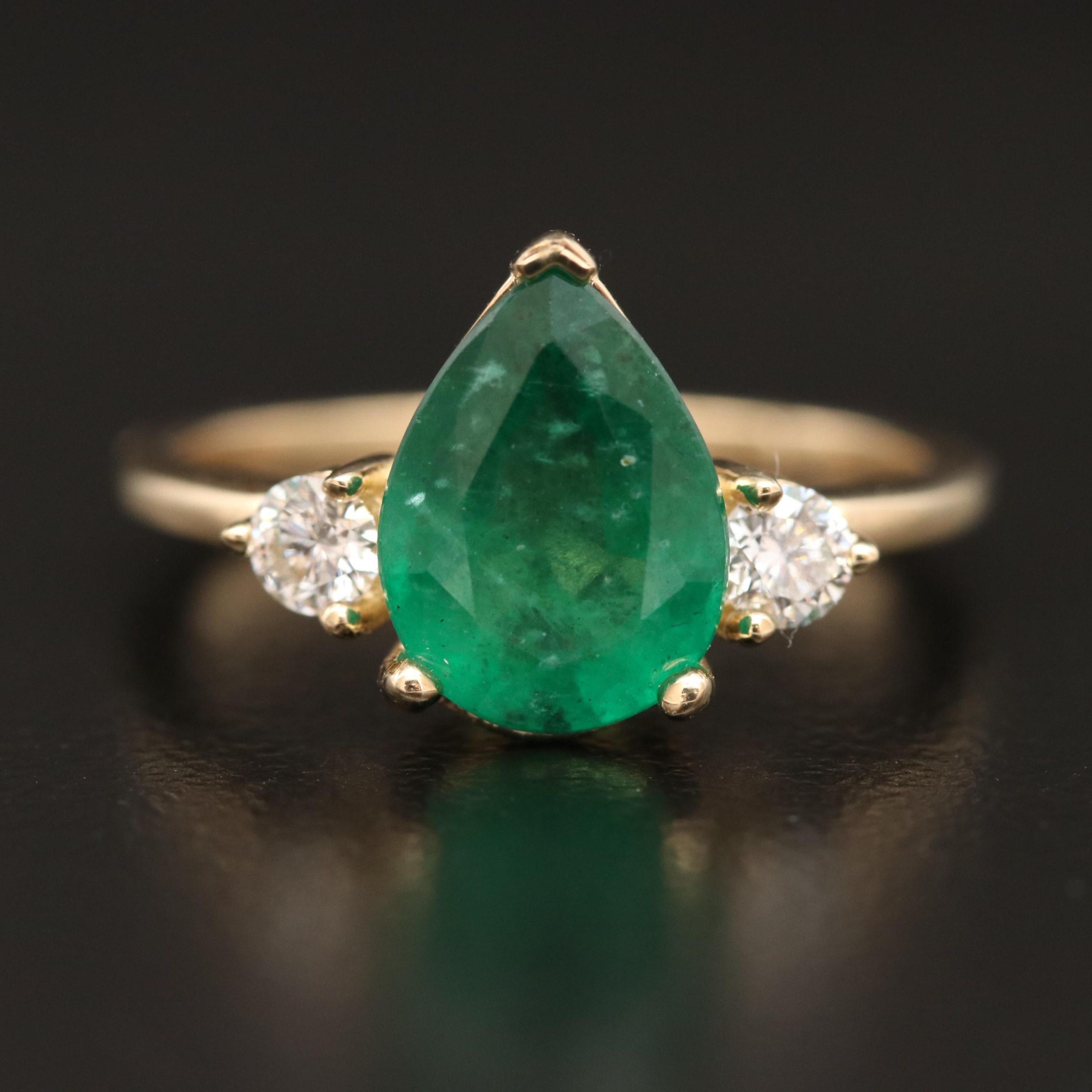 Im Angebot: 2 Karat Smaragd im Birnenschliff Diamant Verlobungsring, Minimalistischer Gold-Brautring () 4