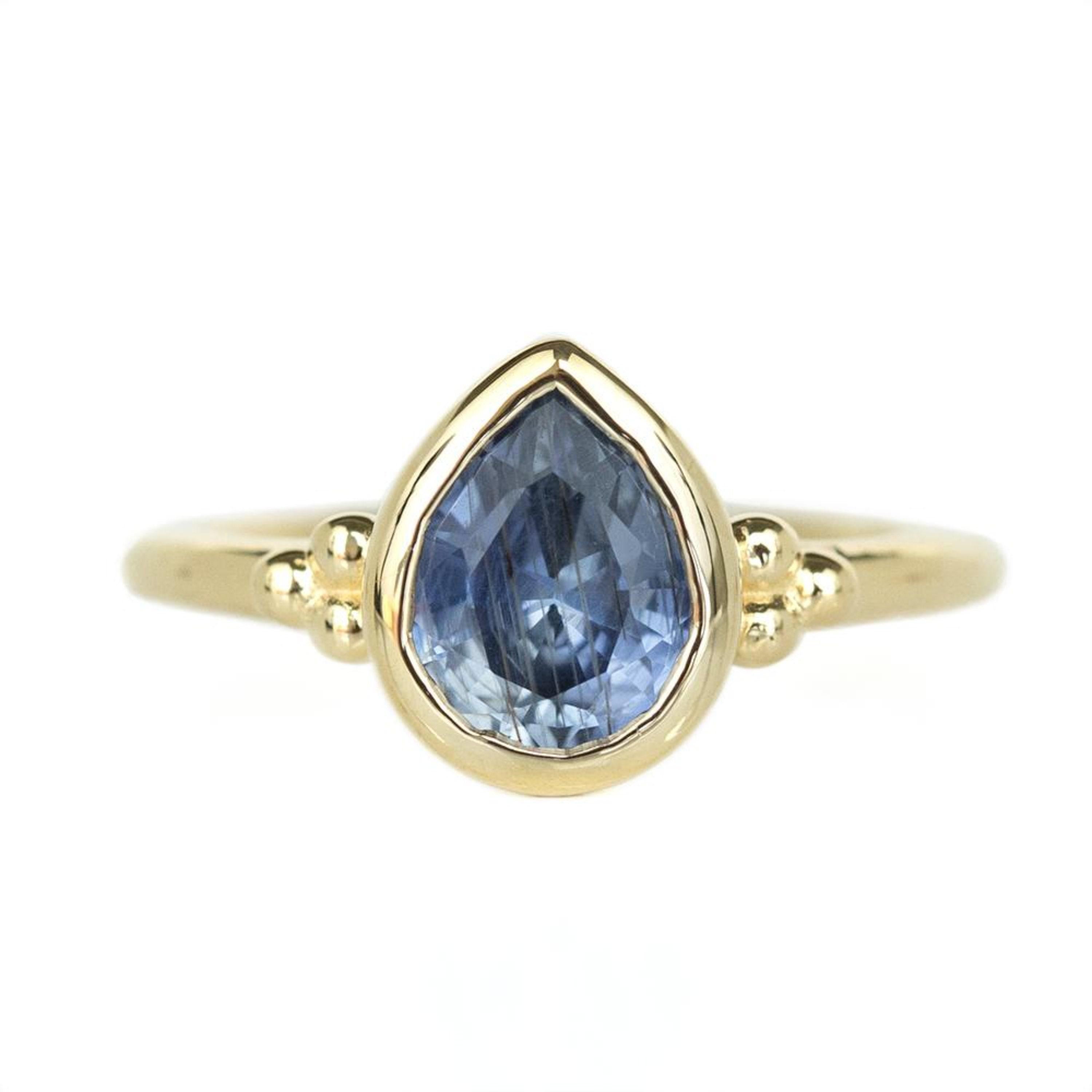 Im Angebot: 2 Karat Birnenschliff Saphir Verlobungsring mit niedriger Lünette Halo Saphir Ehering () 5