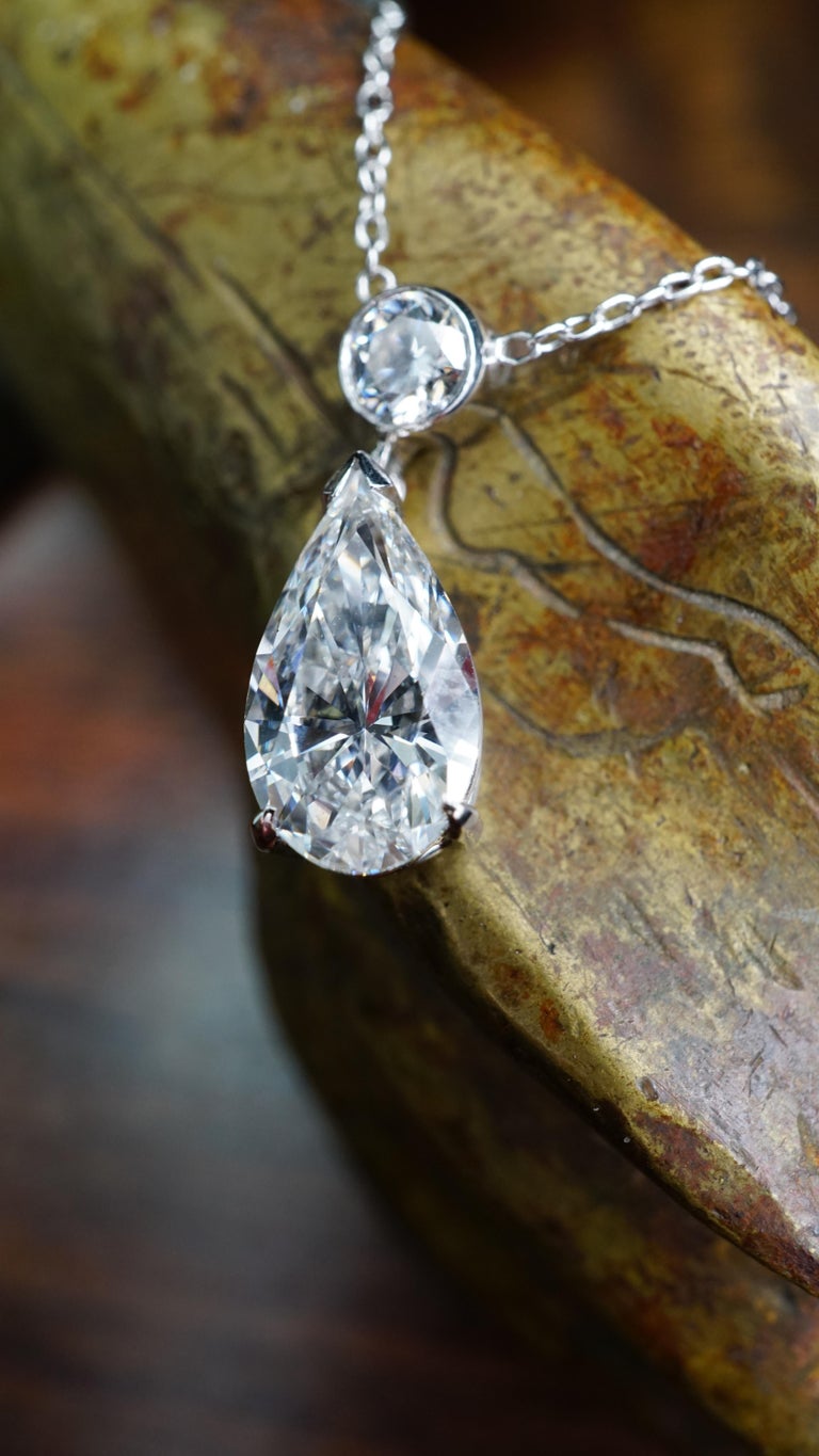 Contemporary 2 Carat Pear Shape Diamond Necklace in 18 Karat White Gold For Sale