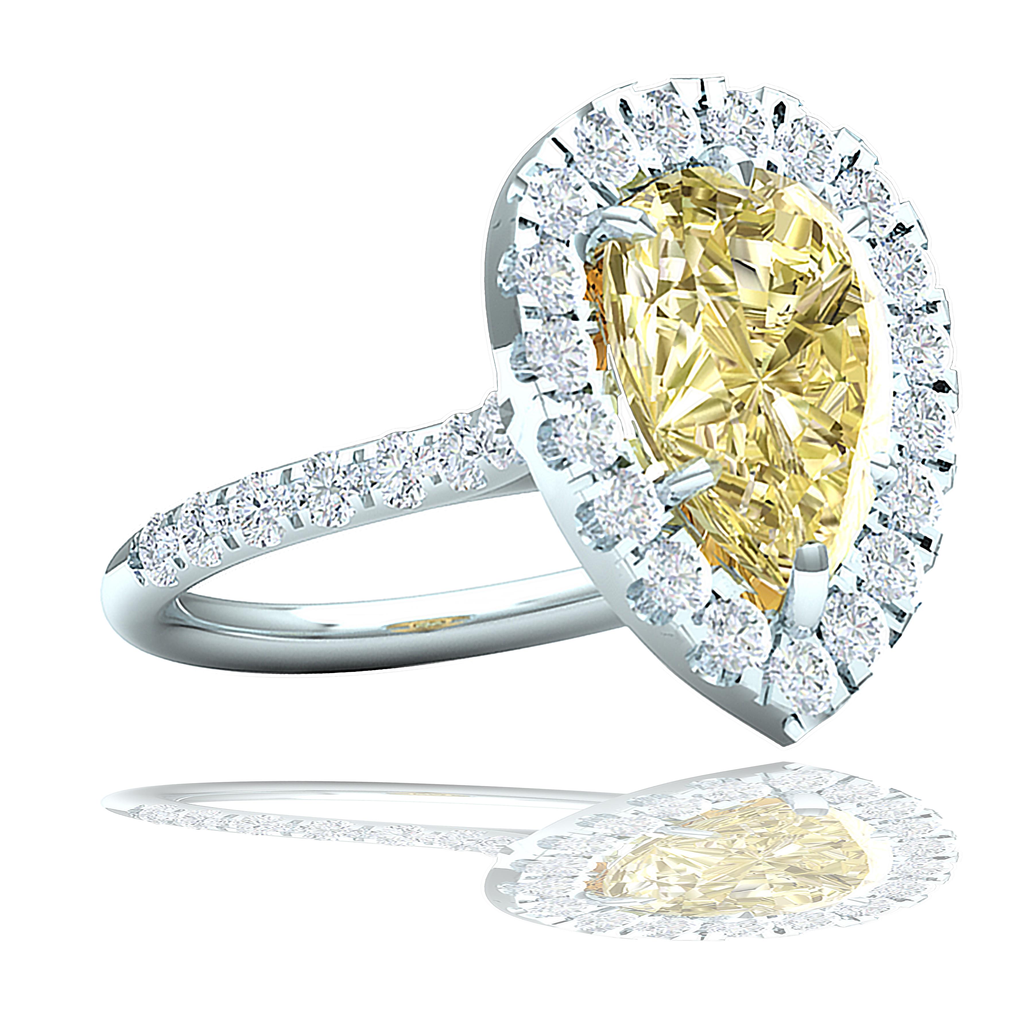 Ein schöner 2-Karat-Diamant in Birnenform steht im Mittelpunkt dieses Rings.  Das Zentrum ist eine nicht zertifizierte 2-Karat-Birnenform, die hell in gelber Farbe ist, aber jetzt nach der Einstellung hat einen reichen gelben Farbton.  Ich glaube,