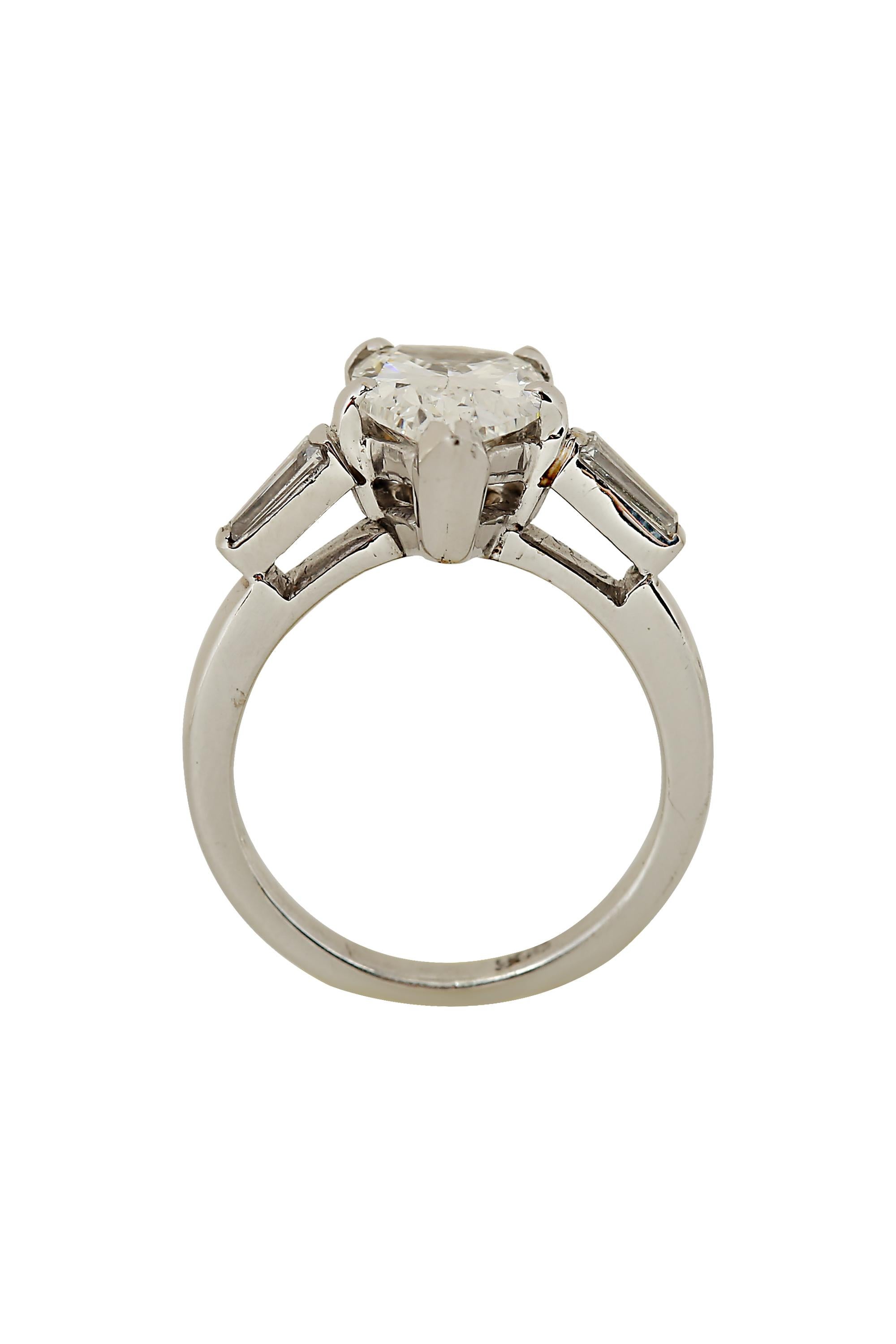 Pièce intemporelle et élégante, cette bague classique présente en son centre un superbe diamant en forme de poire de 2,01 carats. Le diamant est de couleur F et de pureté SI2, ce qui lui confère une brillance et une clarté exceptionnelles. La pierre