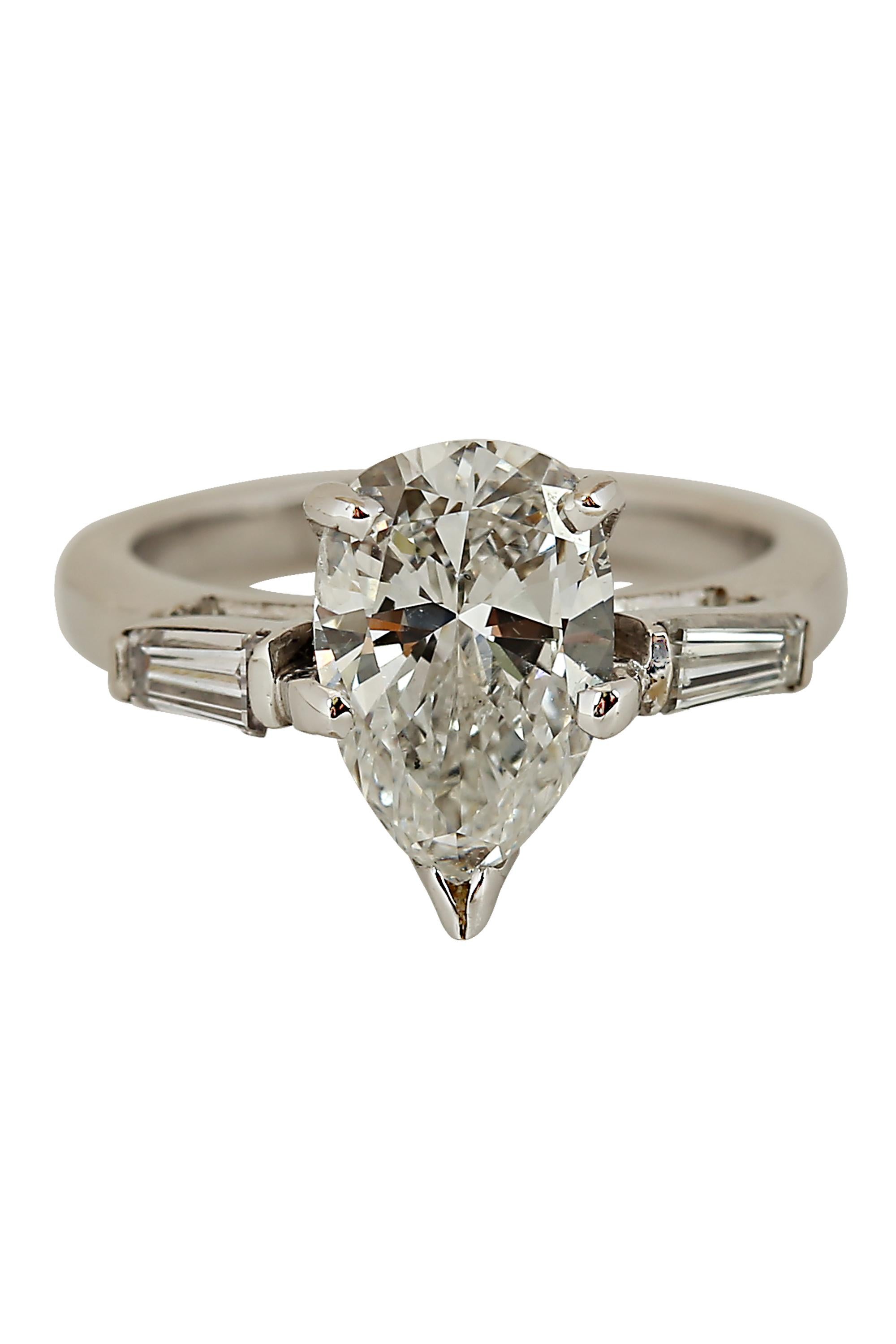 Bague de fiançailles à trois pierres avec diamant en forme de poire de 2,01 carats F SI2 certifié EGL Excellent état - En vente à beverly hills, CA