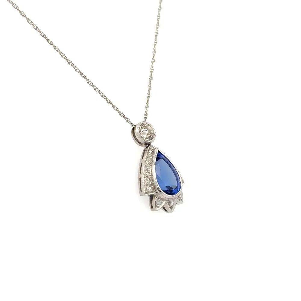 Semplicemente bello! Collana con ciondolo vintage in oro con tanzanite e diamanti, finemente dettagliata. Caratterizzato da una tanzanite pera incastonata a mano in modo sicuro da 2 carati. Circondato da diamanti scintillanti incastonati a mano, per