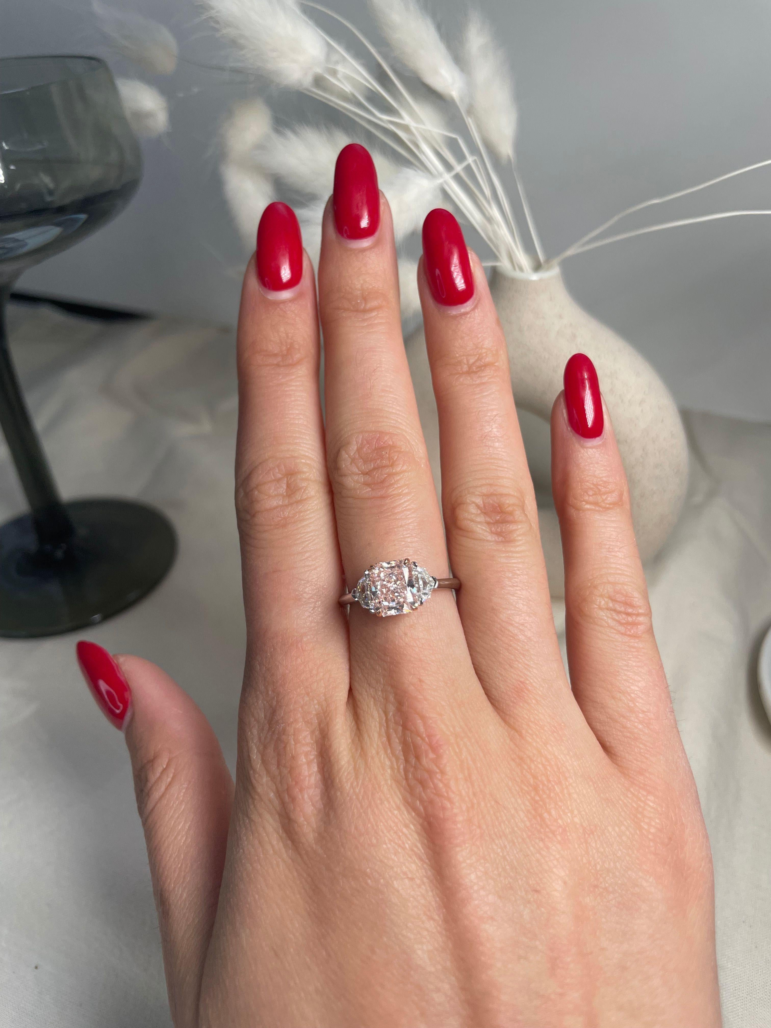 Este impresionante anillo de compromiso tiene como pieza central un diamante de corte radiante de 1,64 quilates de color amarillo claro fantasía natural, certificado por el GIA como VS2 de claridad. El vibrante diamante amarillo está acentuado por