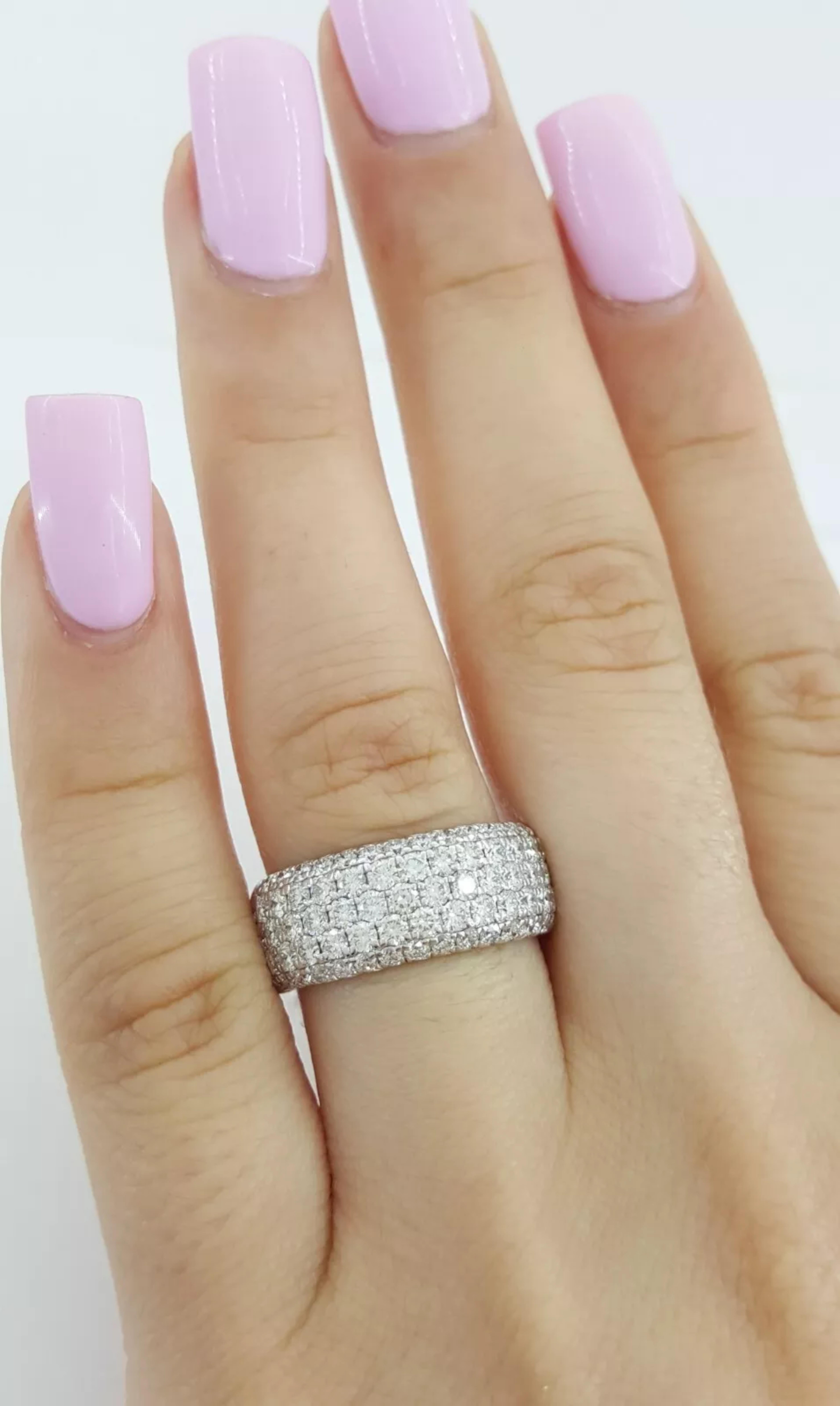 Anello da 2 carati con diamante rotondo taglio Brilliante a cinque file con pavé a mezzo cerchio per matrimonio/anniversario in oro bianco 14 carati.

Questo elegante anello pesa 6,2 grammi ed è una misura 5,75, con una larghezza di 7,6 mm. Presenta