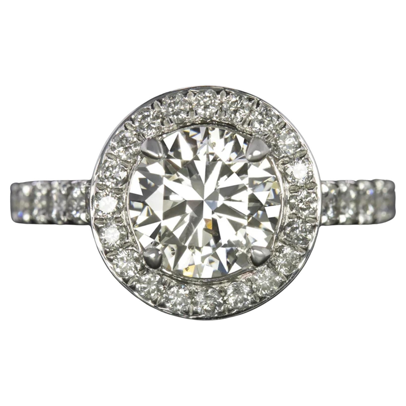 Anillo de platino con halo de talla brillante redondo de 2 quilates