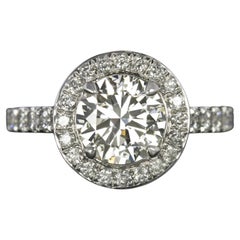 Anillo de platino con halo de talla brillante redondo de 2 quilates