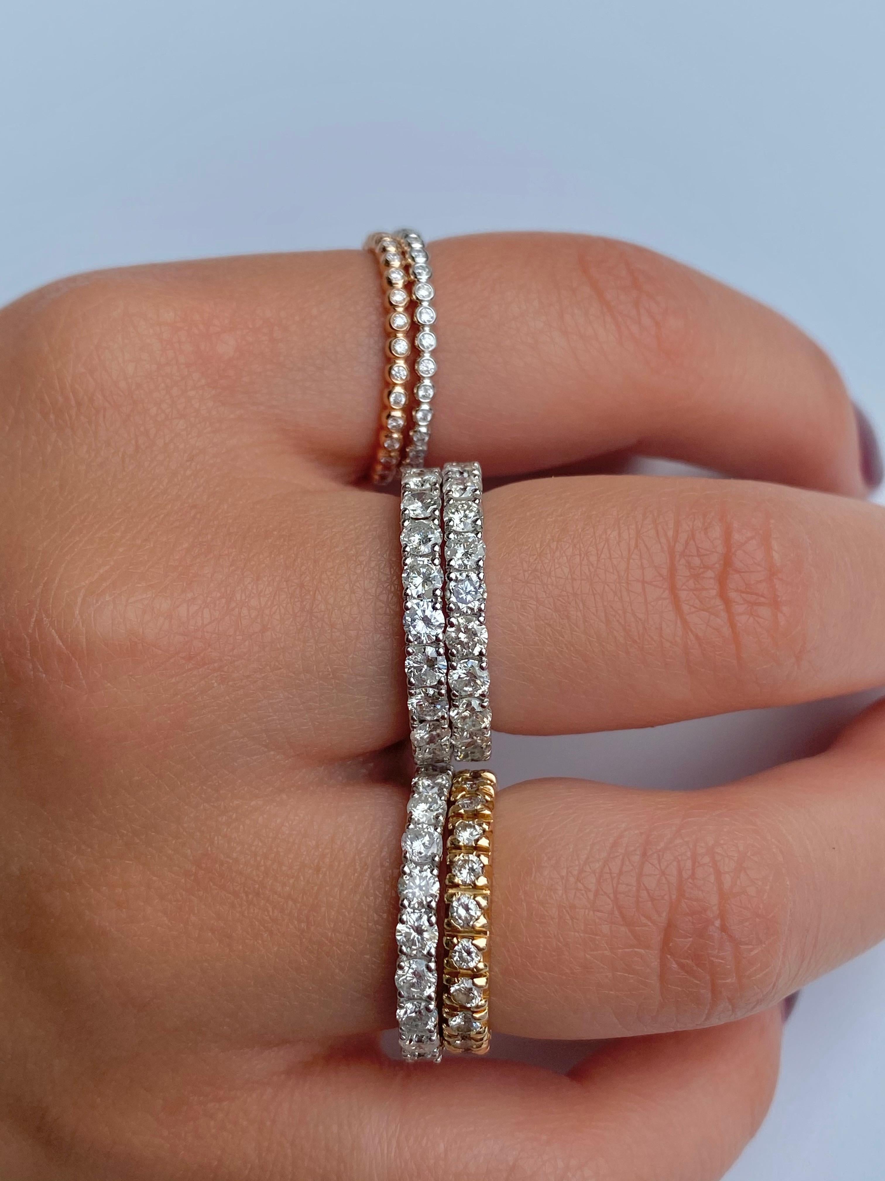 Bracelet d'éternité complet en or blanc 18 carats avec diamants taille ronde de 2 carats en vente 2