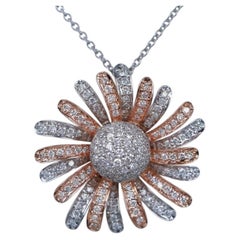 Collar con colgante de flor de diamantes redondos de 2 quilates en oro rosa y blanco de 18k