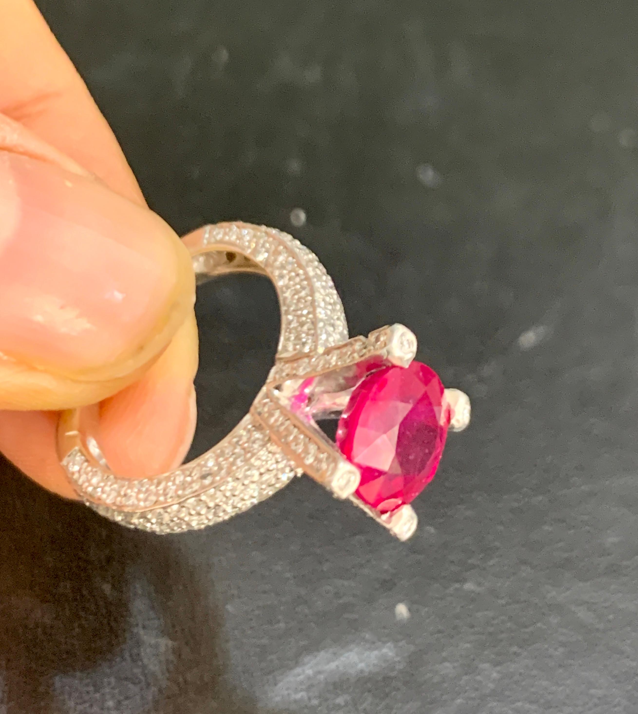 Bague en platine avec rubis tressé rond de 2 carats et diamants Excellent état - En vente à New York, NY