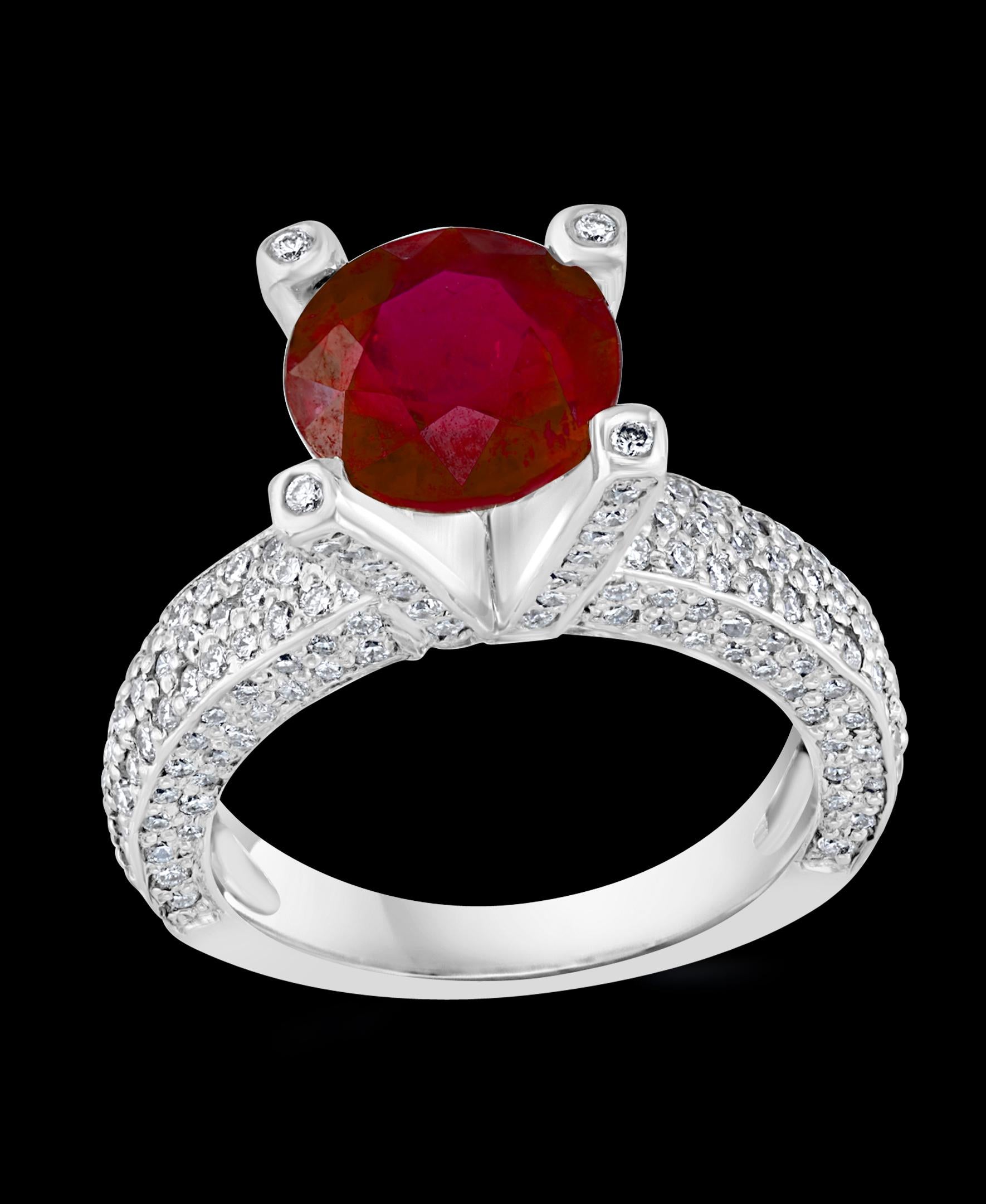 Anillo de platino con rubí redondo tratado y diamantes de 2 quilates en venta 1