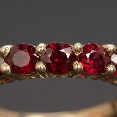 Alliance « Eternity » en or 14 carats sertie d'un rubis de 2 carats à taille ovale est-ouest