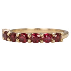 Alliance « Eternity » en or 14 carats sertie d'un rubis de 2 carats à taille ovale est-ouest