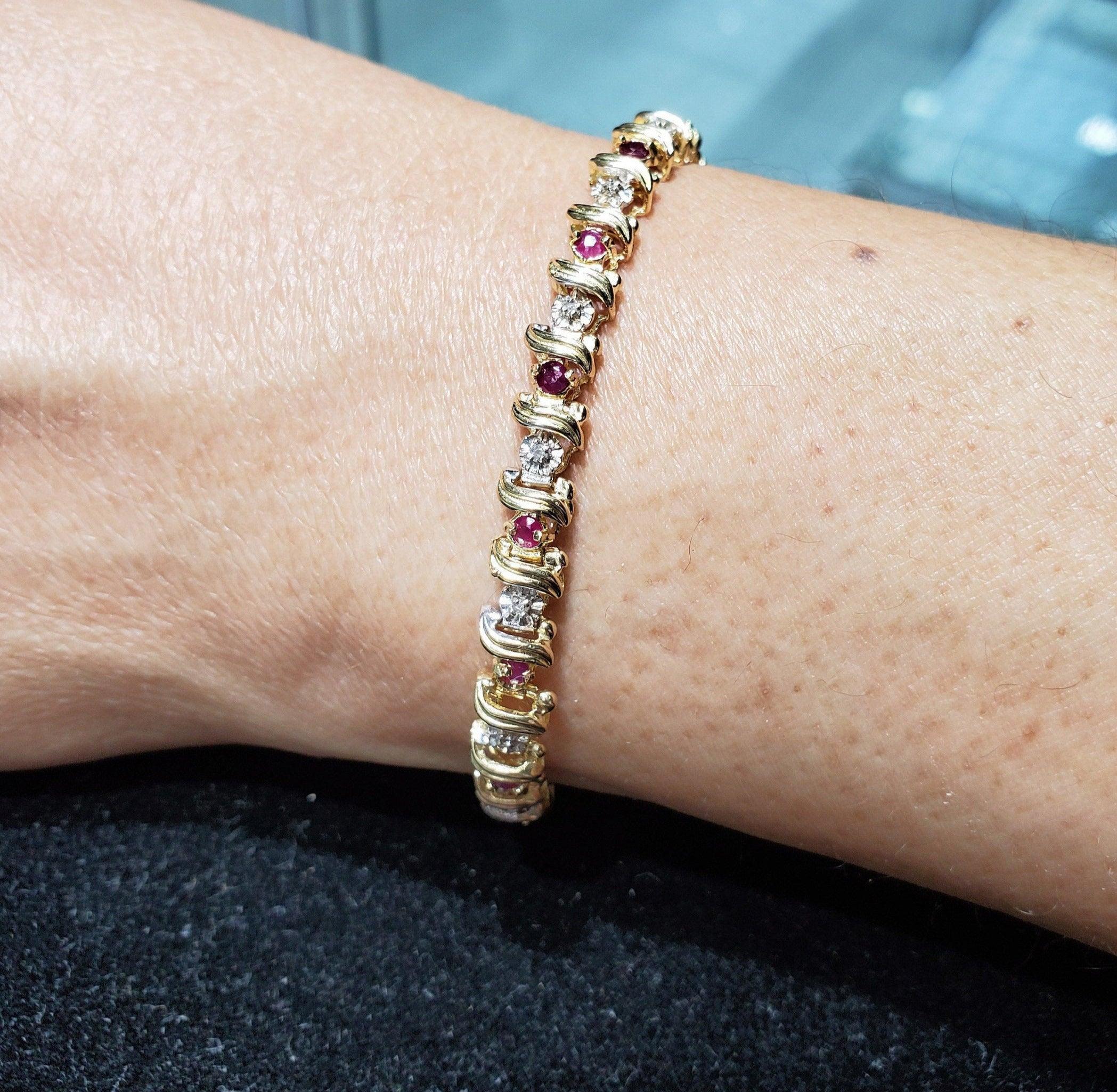 ♥ Descripción de la pulsera de tenis ♥

Piedra principal: Rubí y diamantes 
Aprox. Peso total en quilates: 2,00 ctw
Tipo de metal: Oro amarillo de 14 quilates
Corte de la Piedra: Redonda
Metal Peso: 10 gramos
Anchura: 6 mm  
Longitud de la pulsera:
