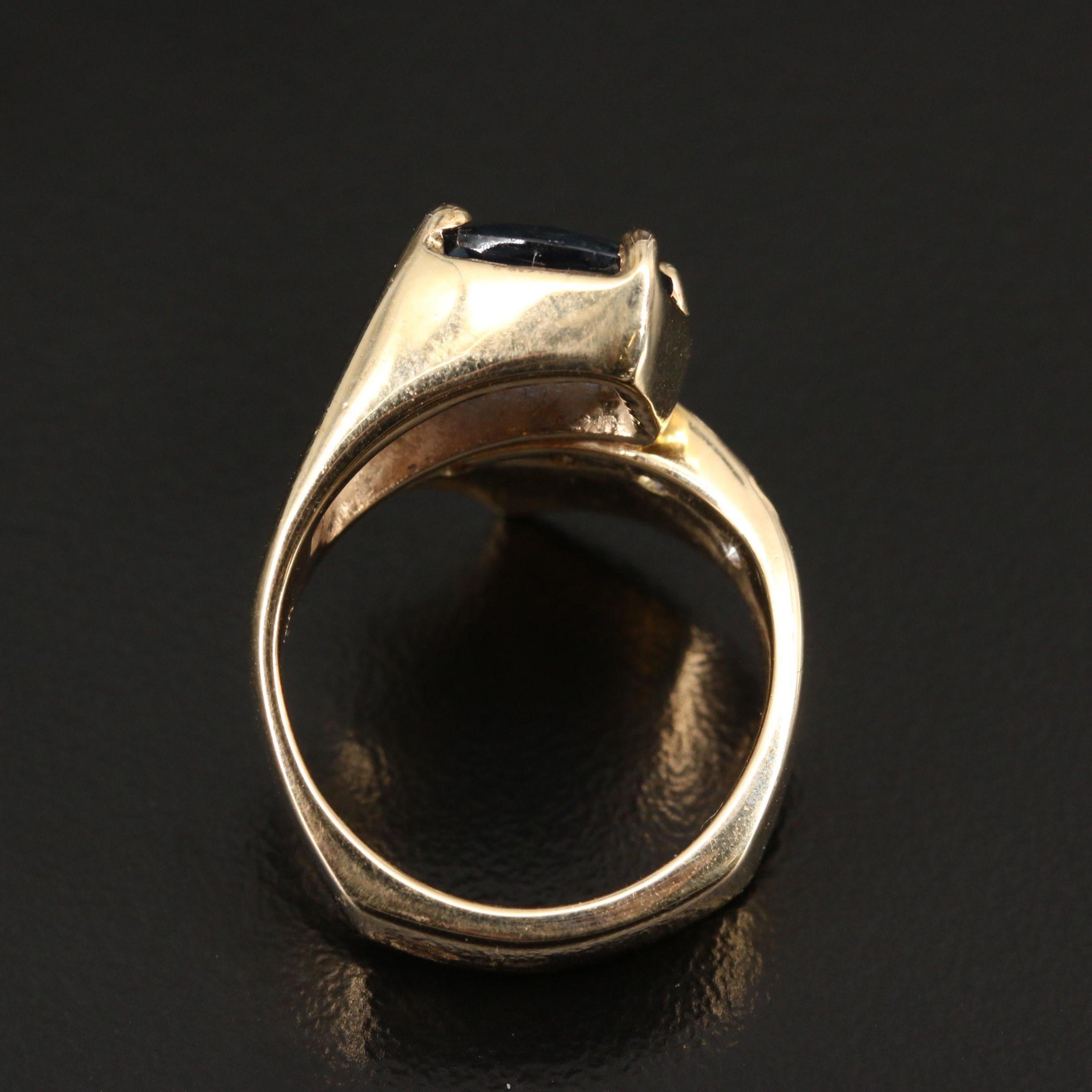 En vente :  Alliance de fiançailles victorienne en saphir 2,2 carats et halo de diamants 2