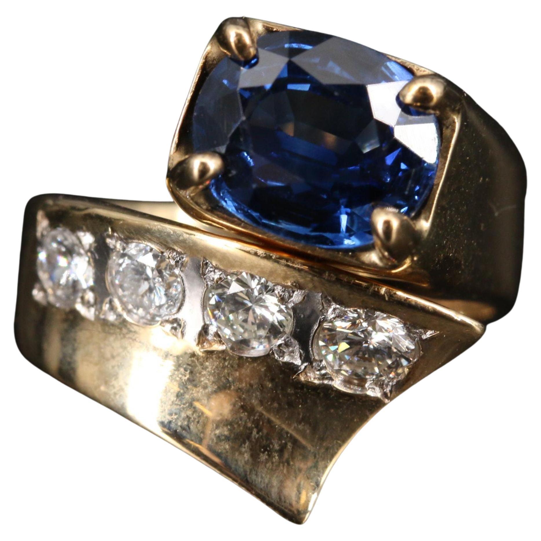 En vente :  Alliance de fiançailles victorienne en saphir 2,2 carats et halo de diamants