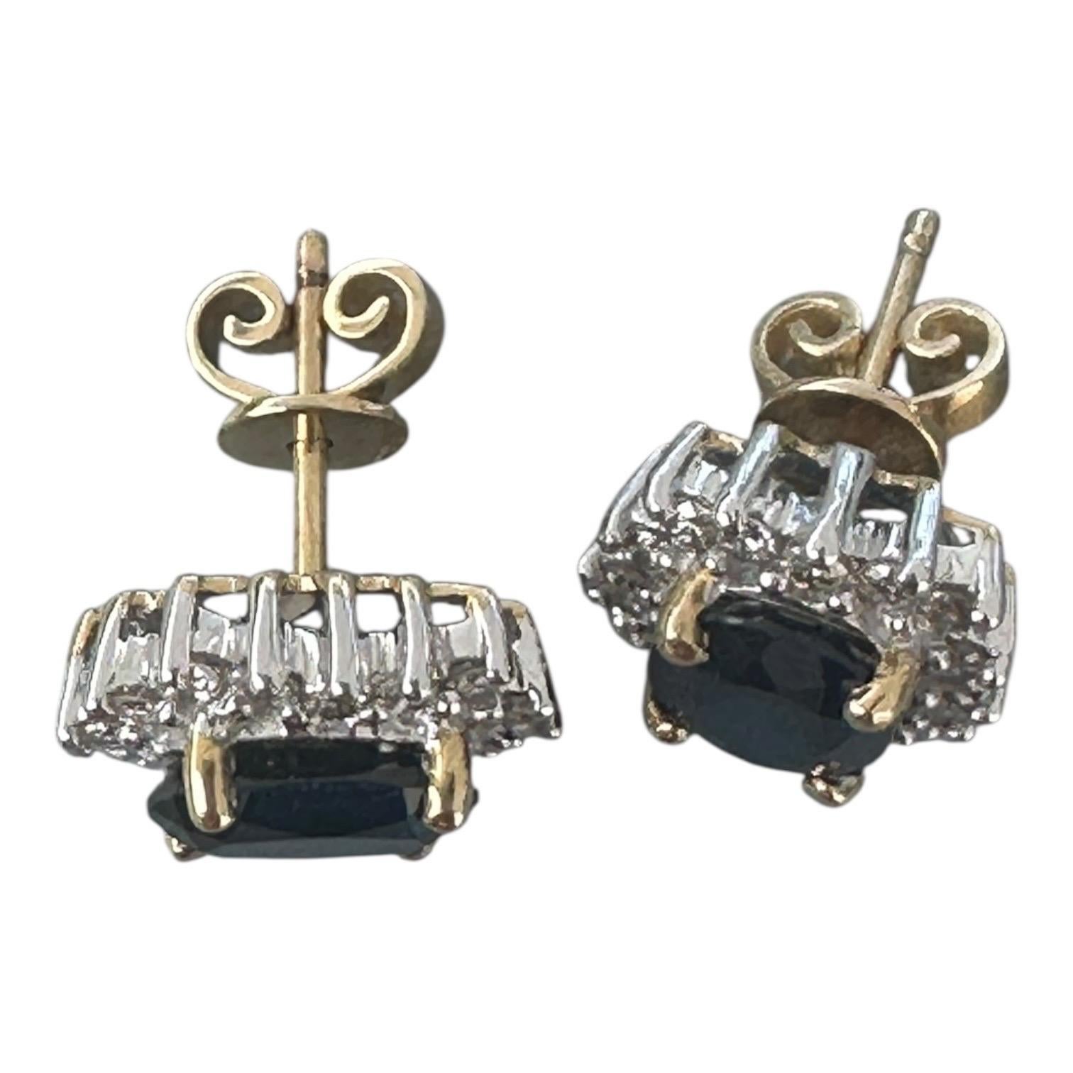 Diese 2 Karat schweren, zweifarbigen Ohrringe sind mit 12x10 mm großen, ovalen Saphiren besetzt, die von Diamanten im Brillantschliff umgeben sind, und wurden von Experten gefertigt. Mit ihrem eleganten Halo-Design bringen diese Ohrringe die