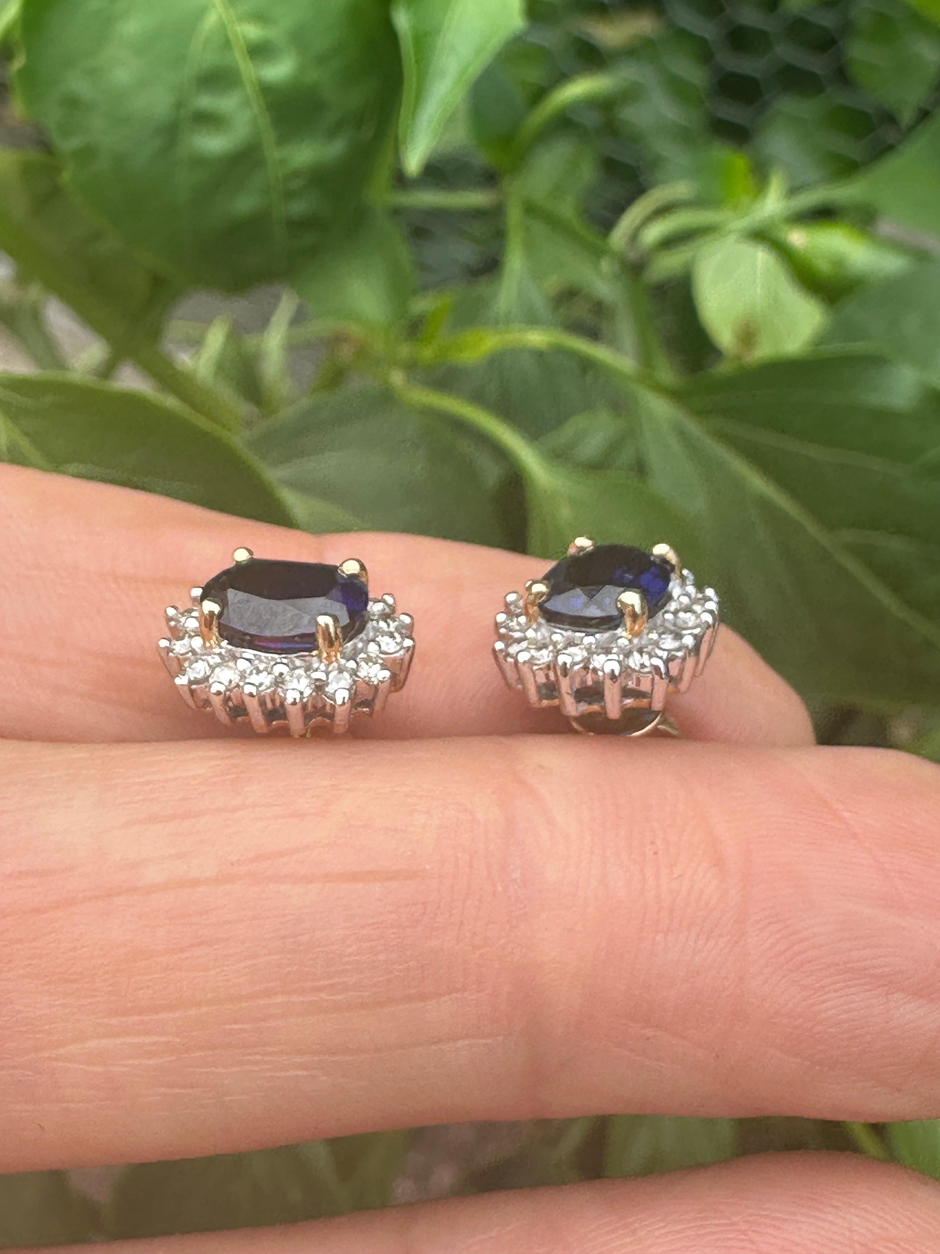 2 Karat Saphir-Diamant, Halo-Ohrstecker, zweifarbiges Gold im Zustand „Hervorragend“ im Angebot in Laguna Hills, CA