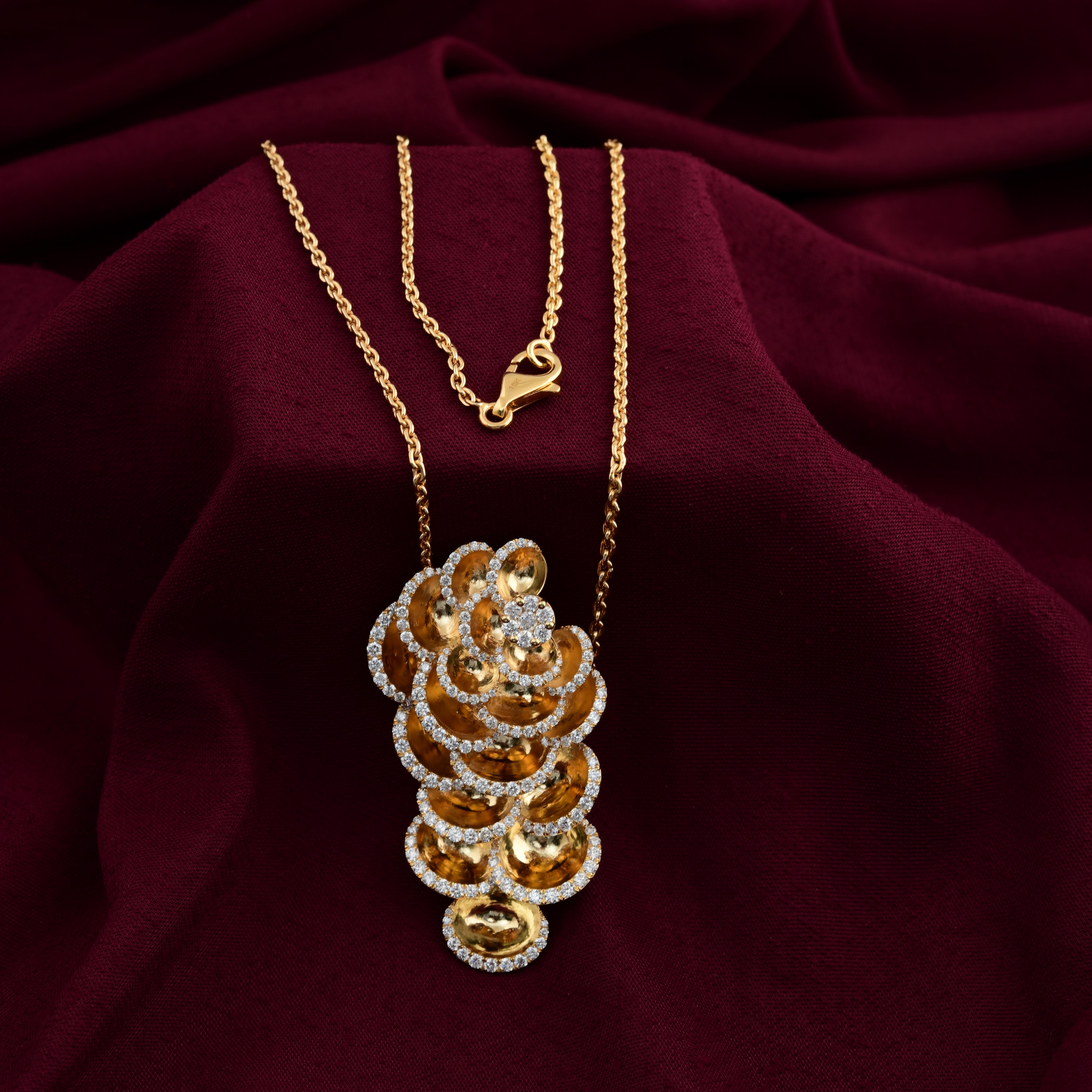 Fundido en oro de 18 quilates, este exquisito collar está engastado con 2,09 quilates de brillantes diamantes.

SIGUE LA TIENDA DE SPECTRUM JEWELS para ver la última colección y piezas exclusivas. Spectrum Jewels se enorgullece de ser uno de los
