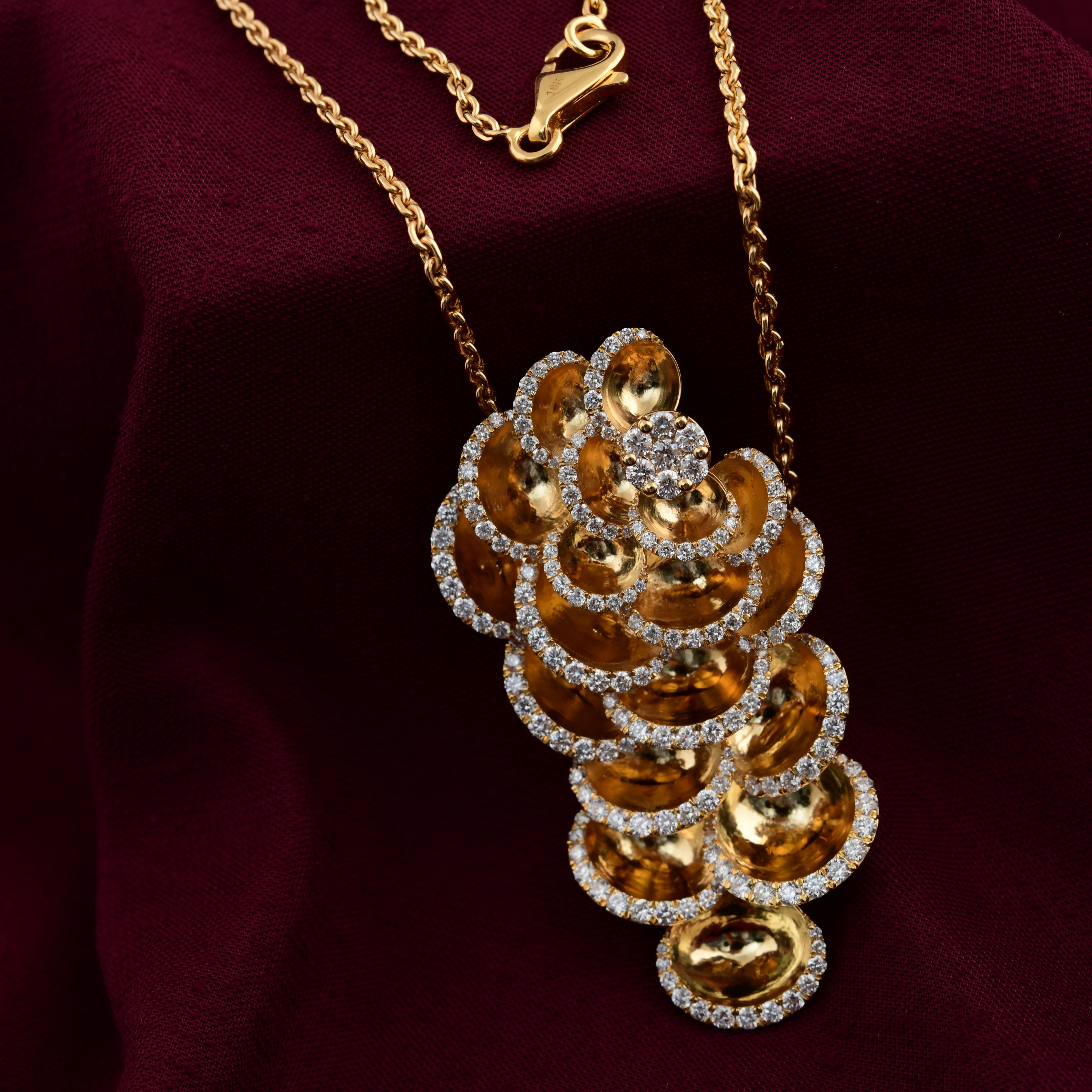 2 Carat SI Clarity HI Color Diamond Flower Pendant Necklace 18 Karat Yellow Gold Moderno en venta