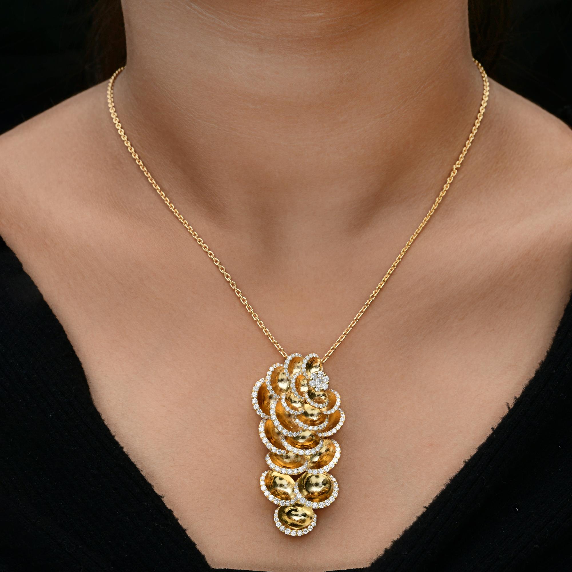 2 Carat SI Clarity HI Color Diamond Flower Pendant Necklace 18 Karat Yellow Gold Corte redondo en venta